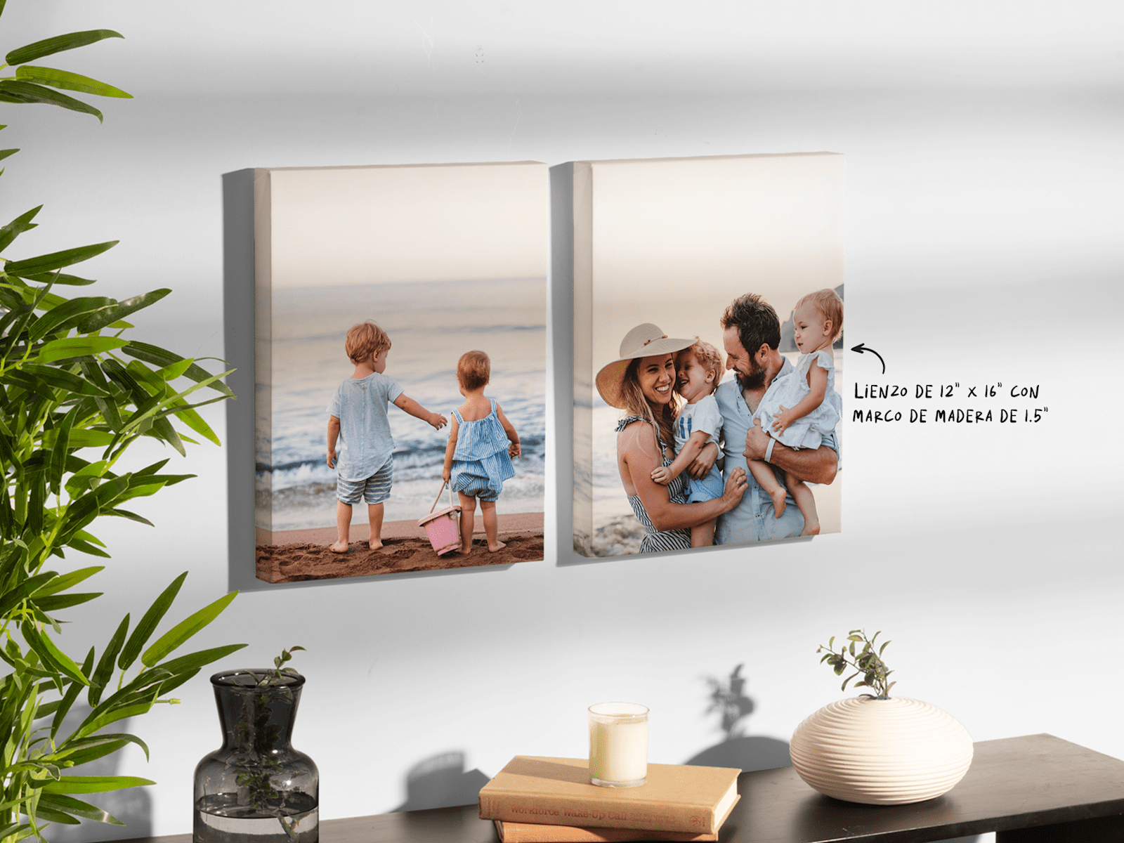 Dos lienzos con foto de 12” x 16” con marcos de madera mostrando fotos de una familia en la playa 