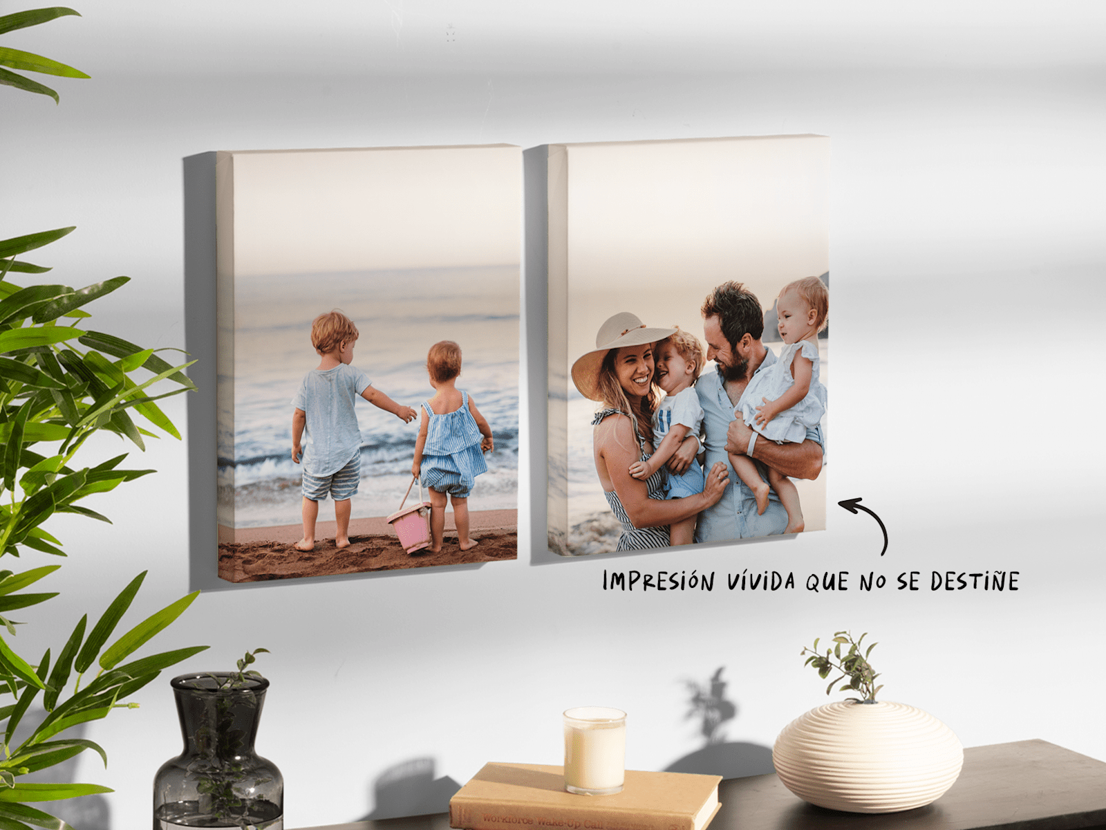Larger version: Dos lienzos con foto de 12” x 16” con marcos de madera mostrando fotos de una familia en la playa 