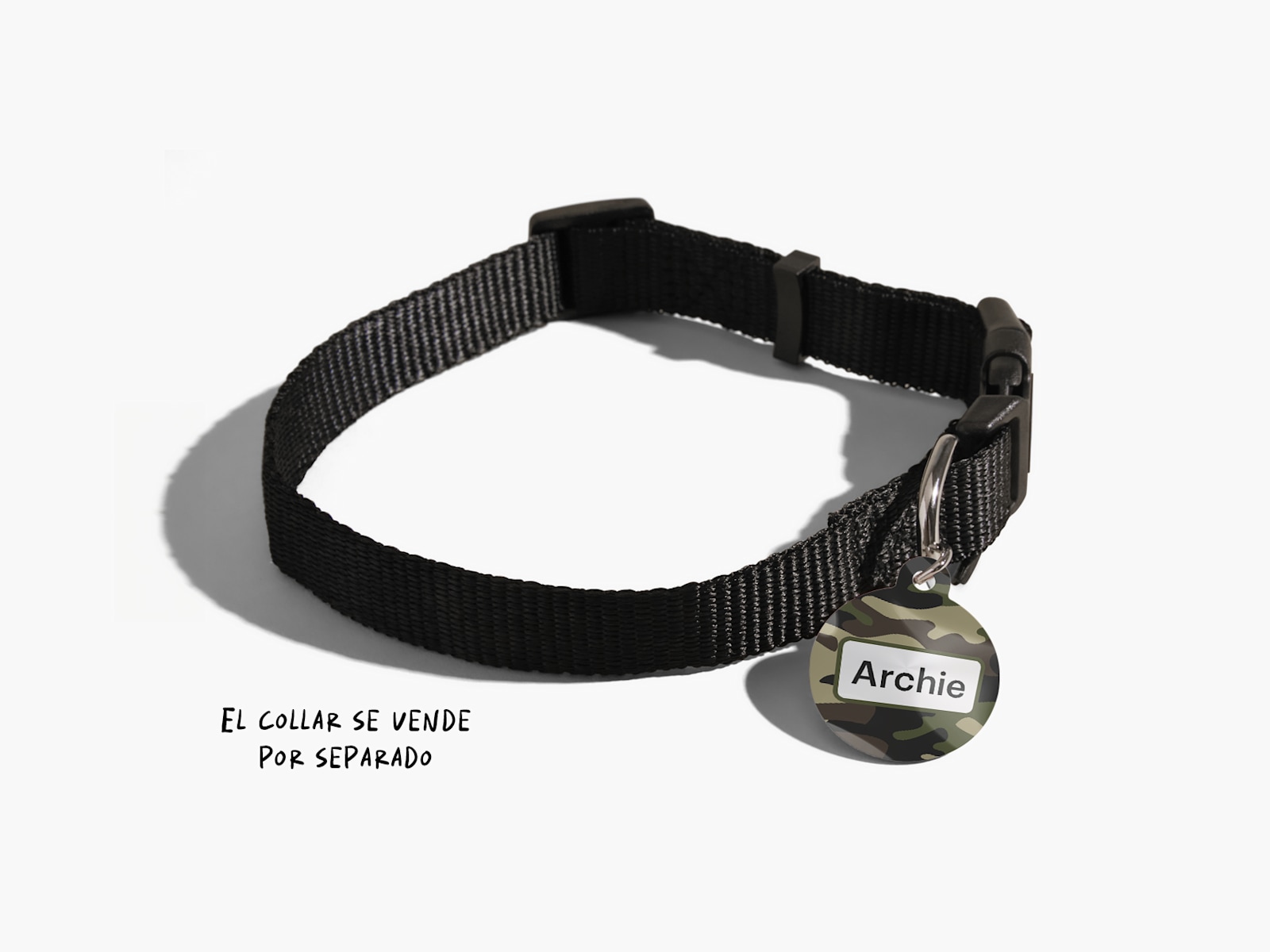 Una placa para mascotas personalizada con un diseño camuflado colocada en el collar de un perro negro.