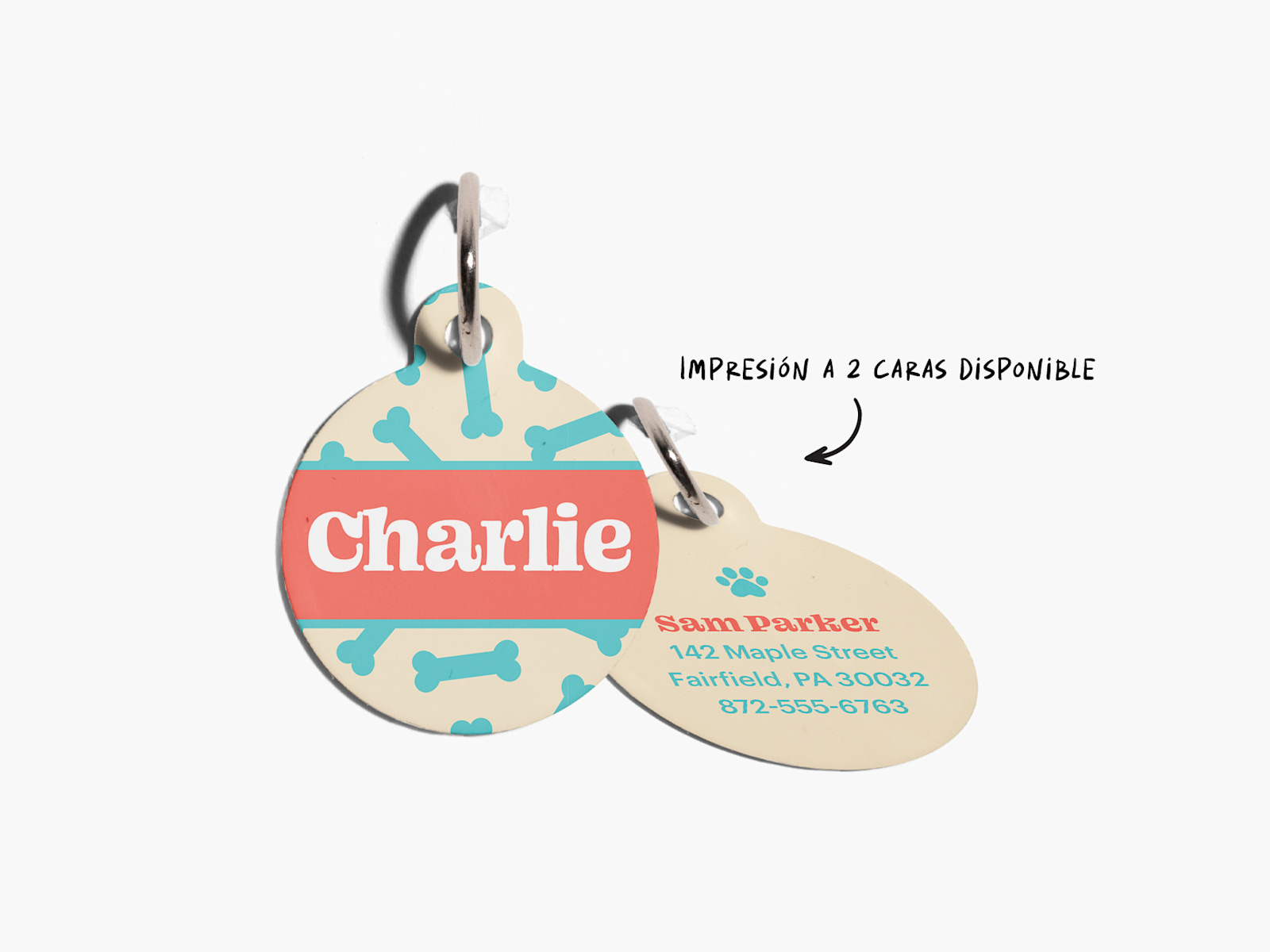 La vista de adelante y atrás de una placa para mascotas, personalizada con el nombre de una mascota y la información de contacto del dueño.