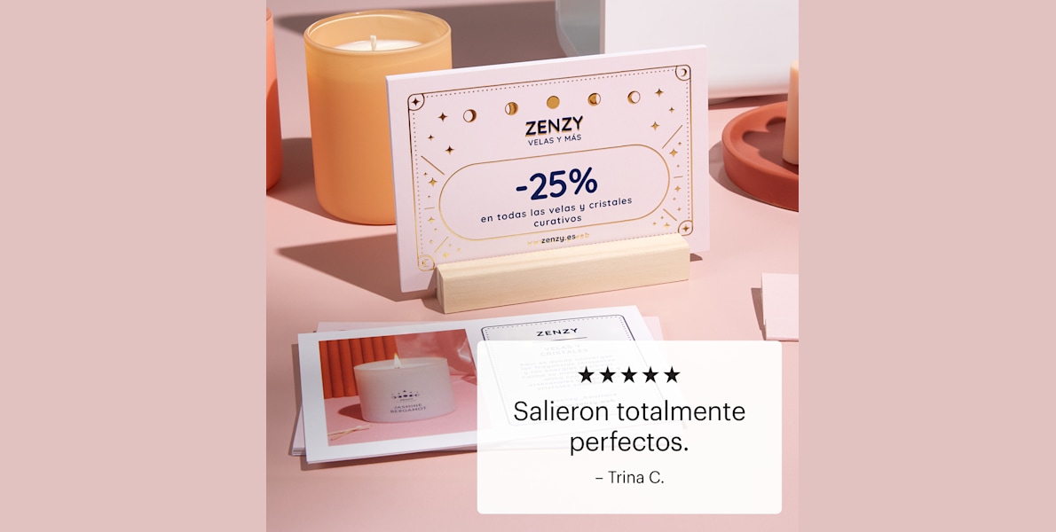 Una postal con relieves metalizados en un soporte de madera colocado sobre un mostrador.