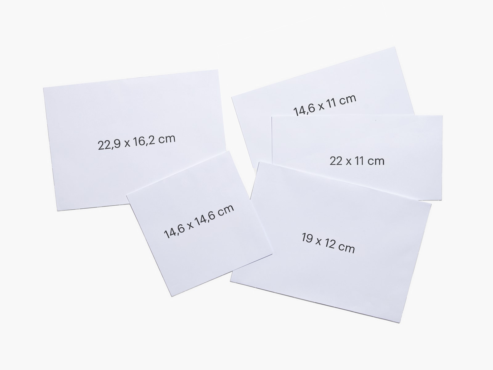 Viisi erikokoista mukautettua kirjekuorta, joiden kohdalla näytetään niiden korkeus ja leveys