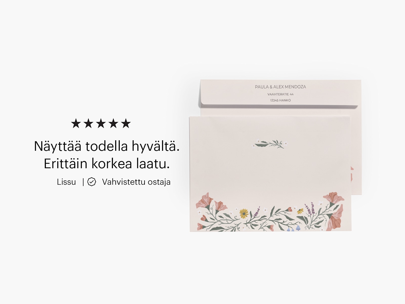 Kukka-aiheisen kirjekuoren etu- ja takapuolelle on painettu vastaanottajan osoite ja vastausosoite sekä asiakasarvostelu: ”Todella tyylikäs. Laatu on erittäin korkeaa.” 