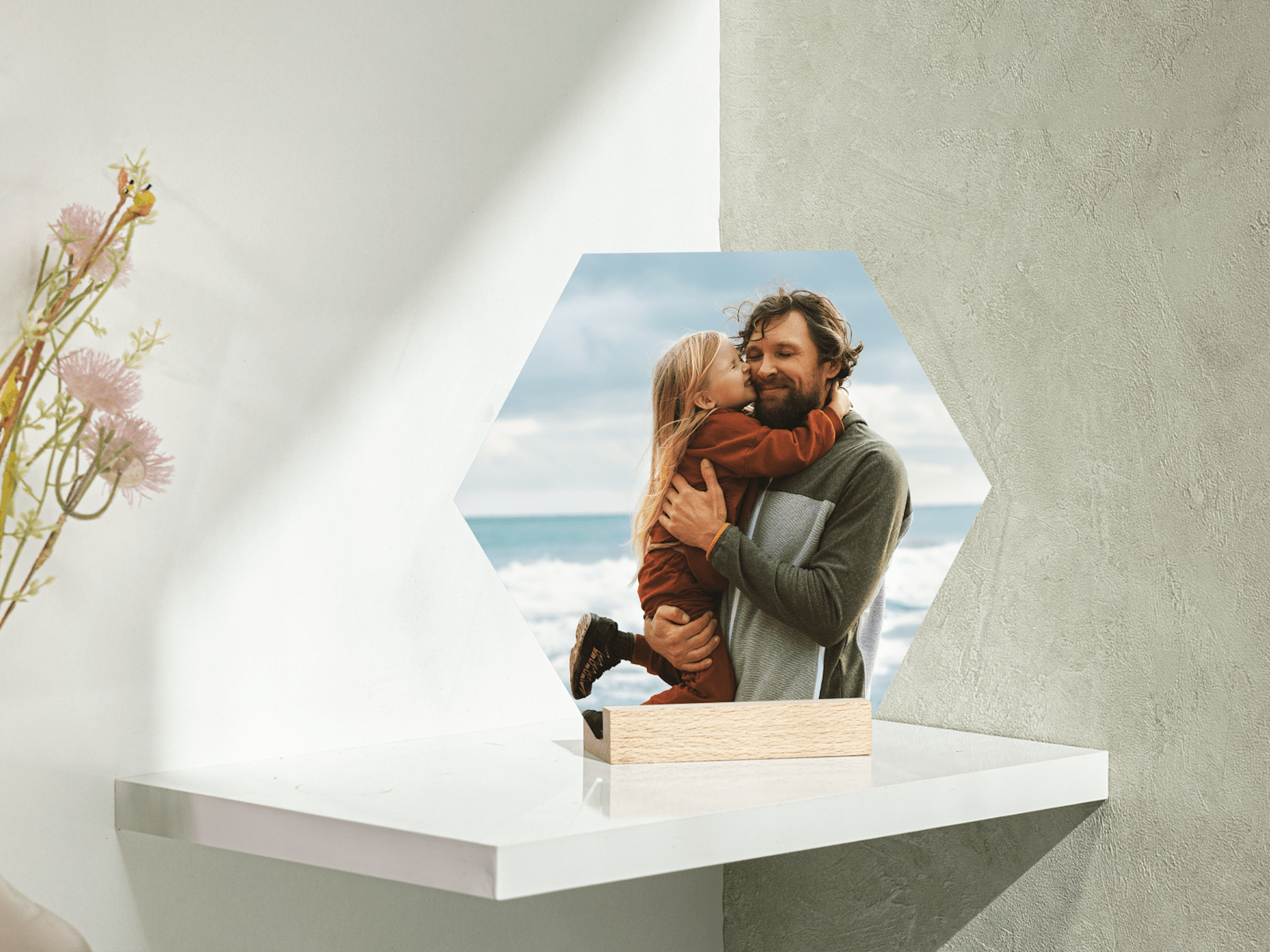 Une plaque photo hexagonale où figurent un père et sa fille. 