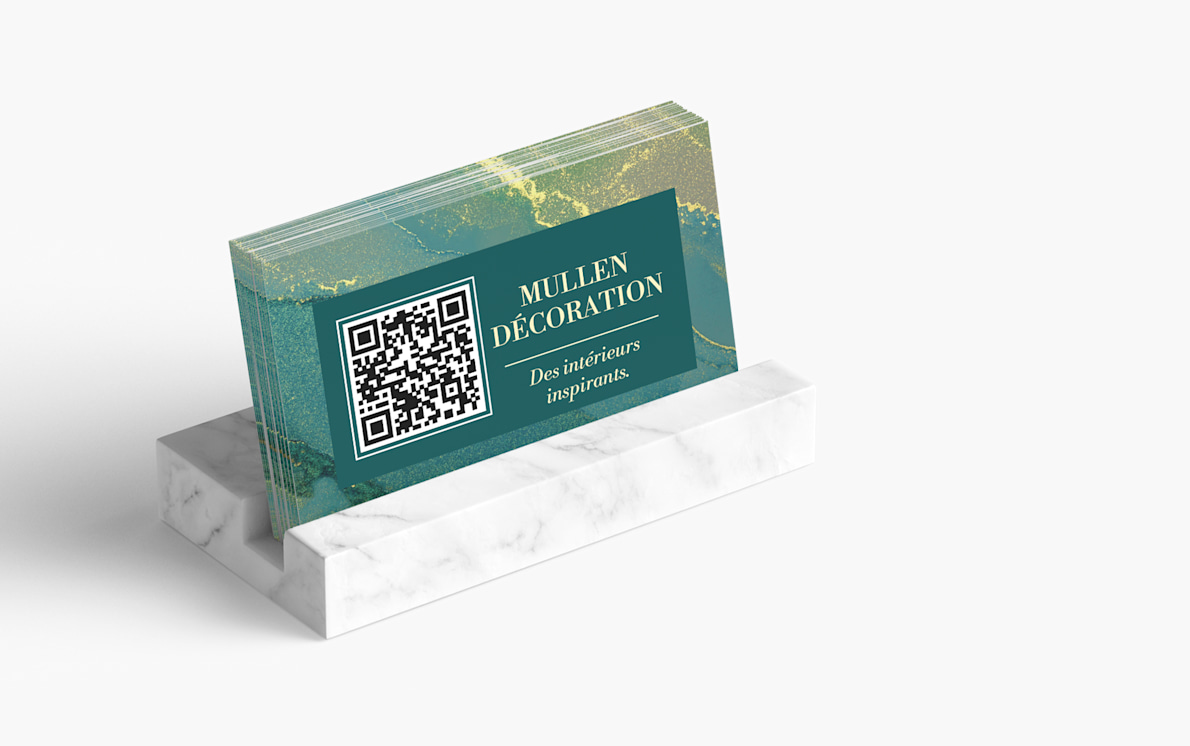 Porte-cartes d’affaires effet marbre pouvant contenir jusqu’à 25 cartes d’affaires et faisant la promotion d’une entreprise de décoration d’intérieur, avec un code QR imprimé sur le devant. 