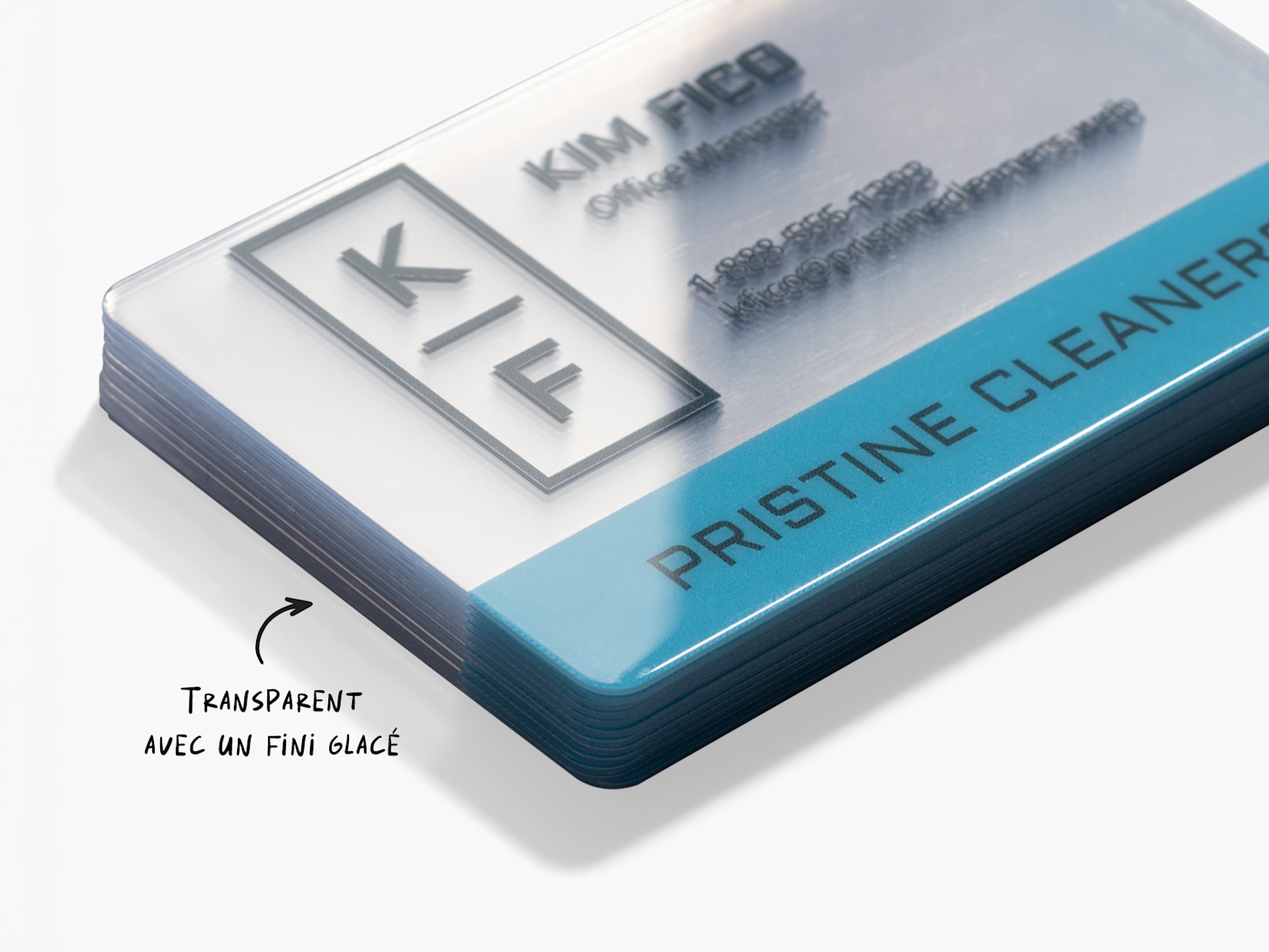 Une pile de cartes d’affaires en plastique transparent faisant la promotion d'une entreprise de nettoyage, avec la mention qu'elles sont transparentes avec une finition brillante.