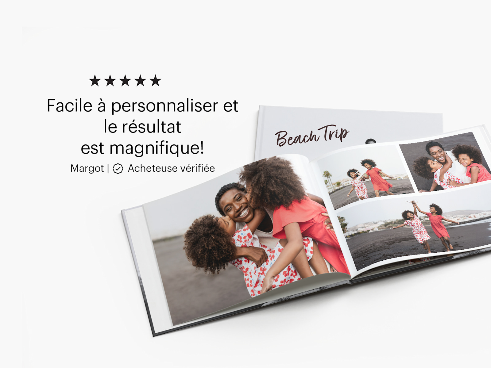 Un livre photo ouvert sur des images d’une mère et de ses deux jeunes enfants sur la plage, avec l’avis d’un client : « Facile à personnaliser, et le résultat est magnifique! » 