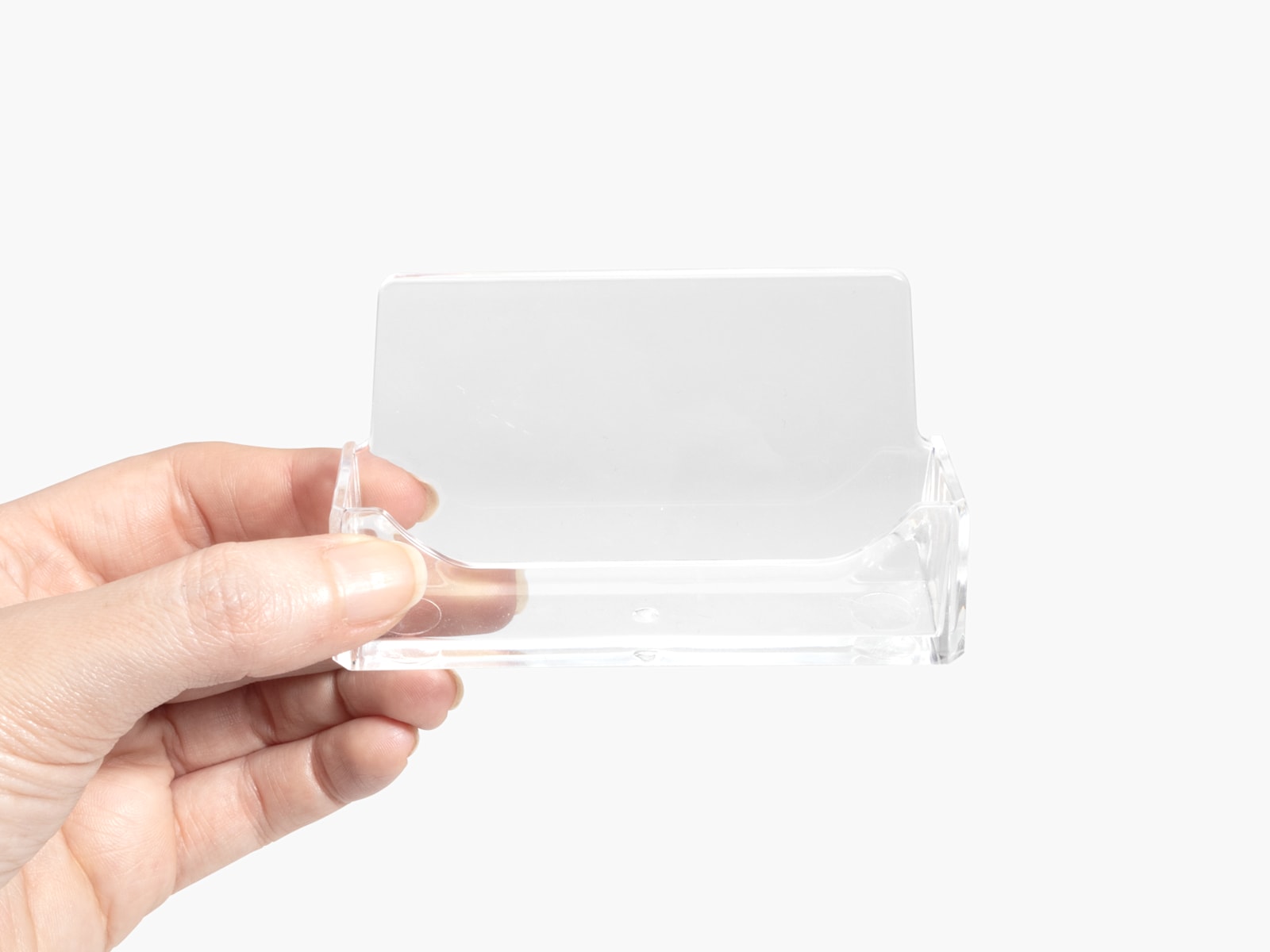 Un porte-carte d’affaires en acrylique tenu dans la main de quelqu’un.