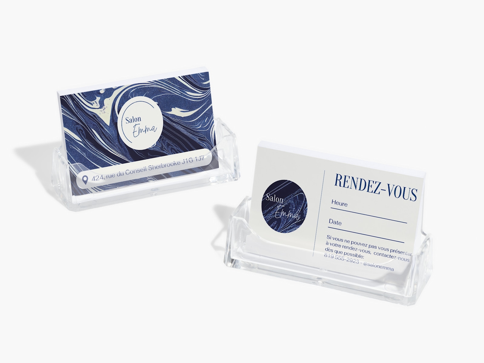 Deux porte-cartes d’affaires en acrylique contenant des cartes de rappel de rendez-vous pour un salon de manucure.