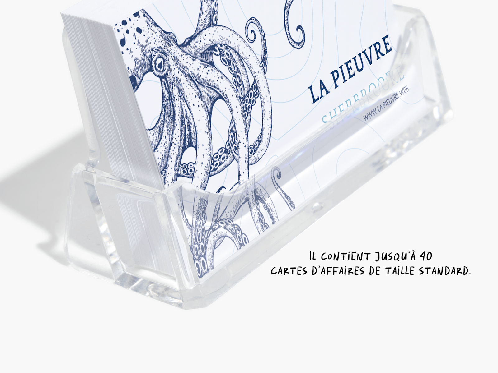 Un porte-cartes d’affaires en acrylique contenant des cartes d’affaires pour un restaurant, avec une note indiquant qu'ils peuvent contenir jusqu'à 40 cartes d’affaires standard. 