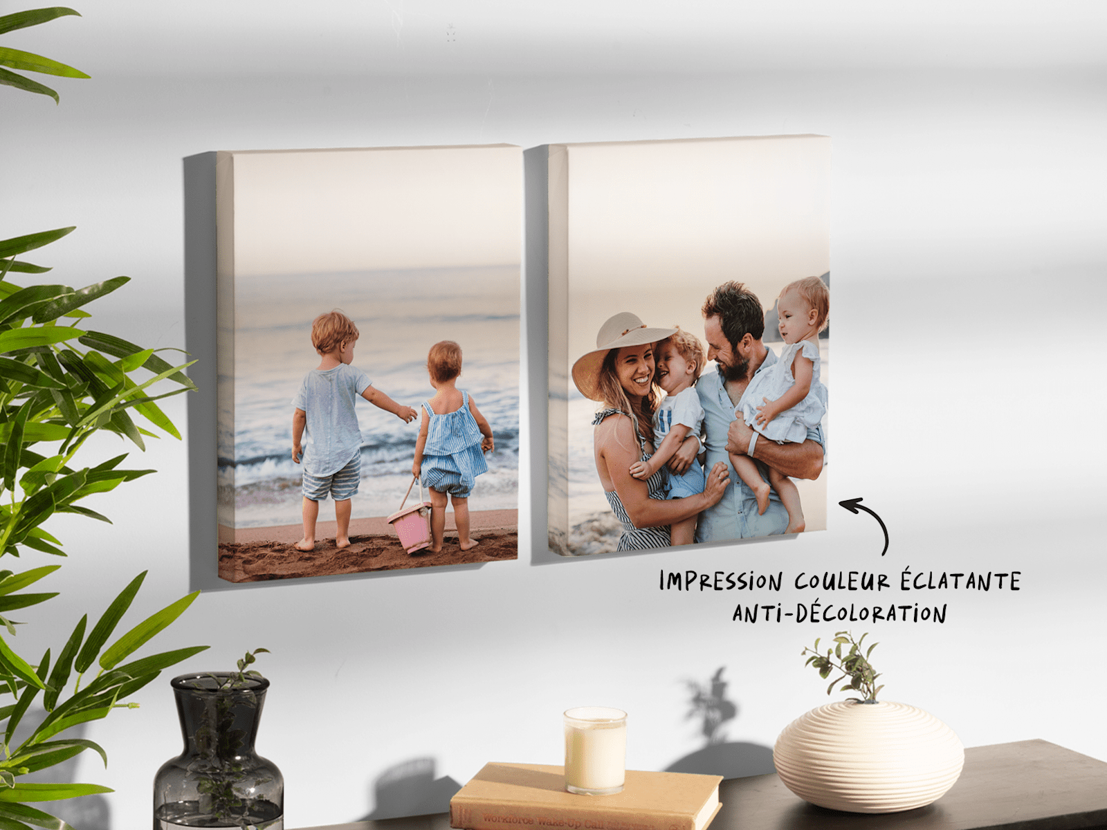 Deux impressions sur toile 12 x 16 po avec cadres en bois représentant des photos de famille à la plage 