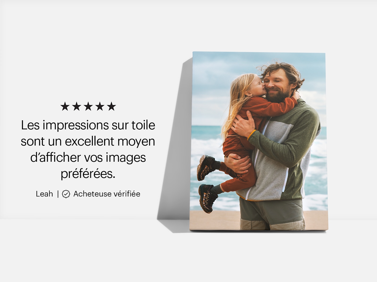 Deux impressions sur toile accrochées au mur, l’une représentant deux enfants et l’autre, la photo d’un chien 