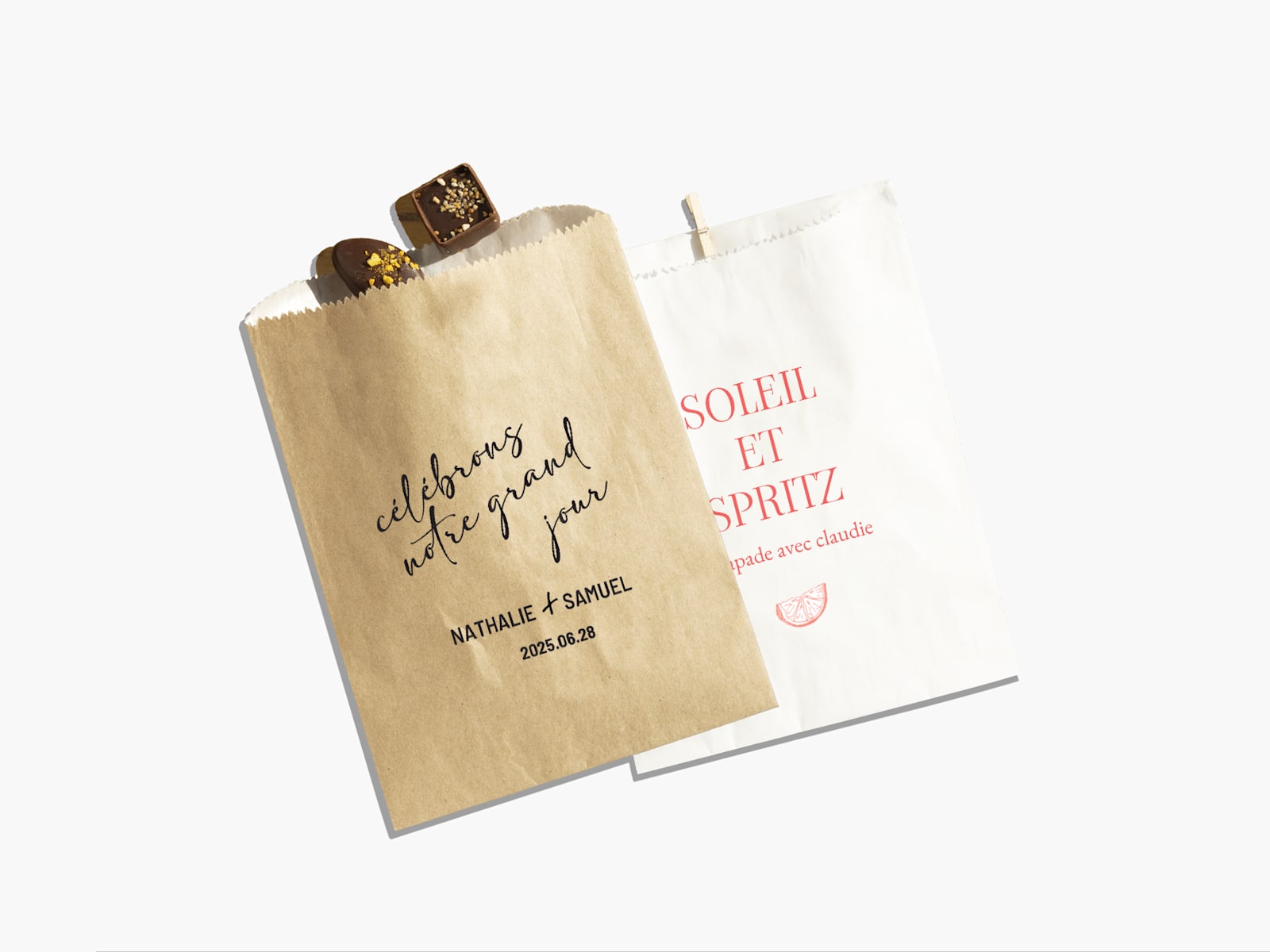 Deux mini sacs cadeaux personnalisés en papier kraft et blanc, l’un pour un mariage et l’autre pour un enterrement de vie de jeune fille.