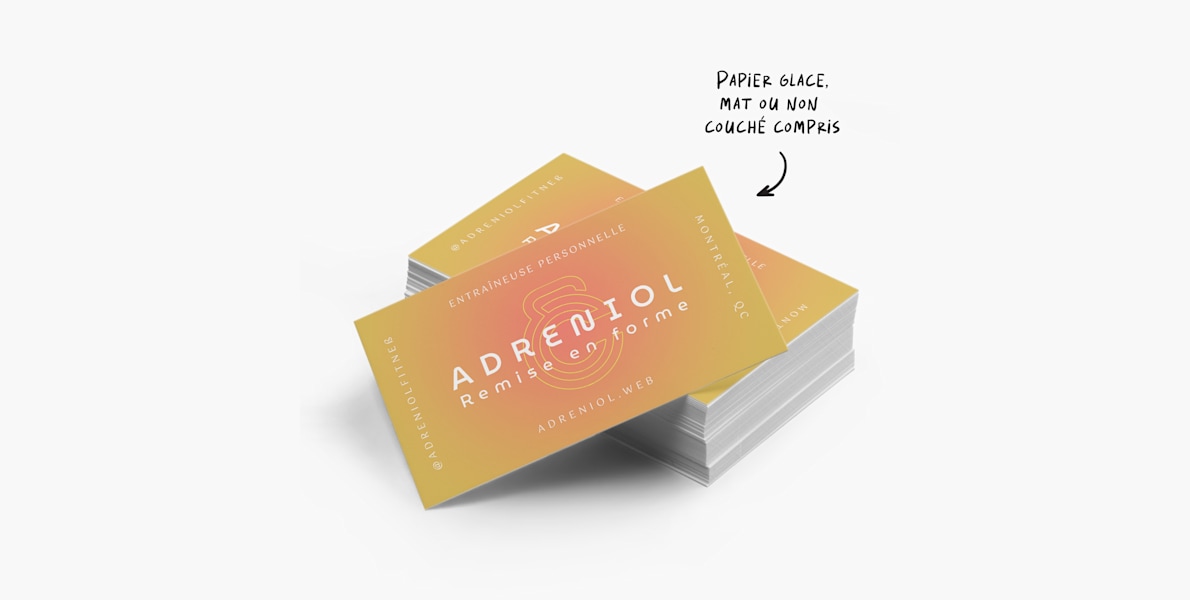 Une pile de cartes d’affaires artistiques avec une remarque précisant que le papier brillant, mat et non couché est inclus.