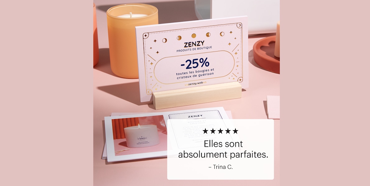 Une carte postale avec effet métallisé en relief, rangée dans un support en bois sur un comptoir de présentation.