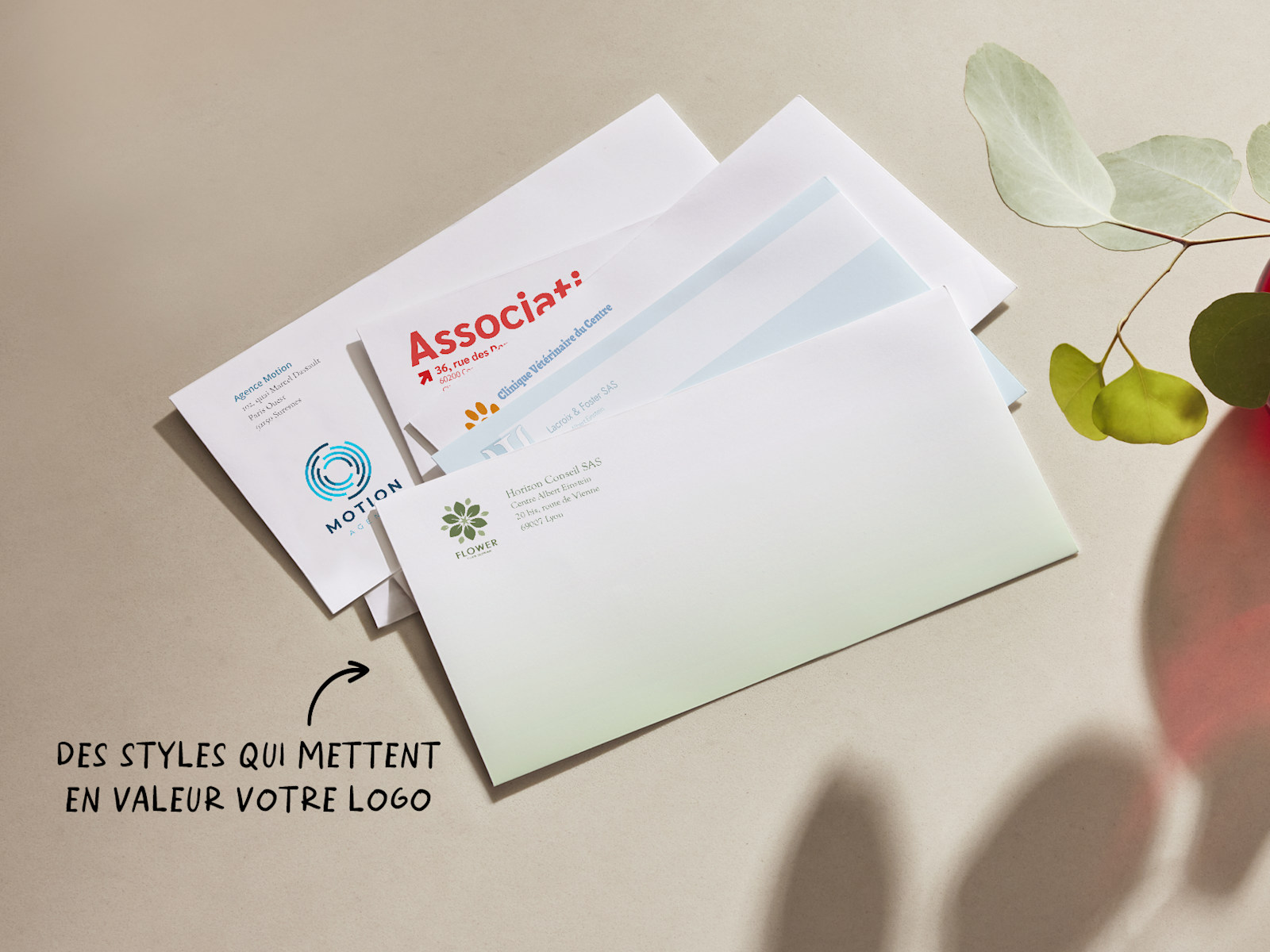 Enveloppes DL personnalisées présentant différents graphismes professionnels. Il est indiqué que les différents styles d’enveloppes mettent en valeur votre logo.