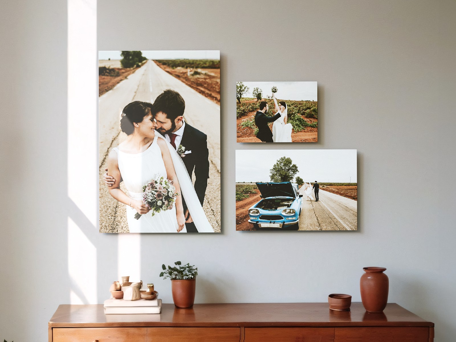Trois tableaux photo en aluminium de tailles différentes, tous avec des photos de mariage.