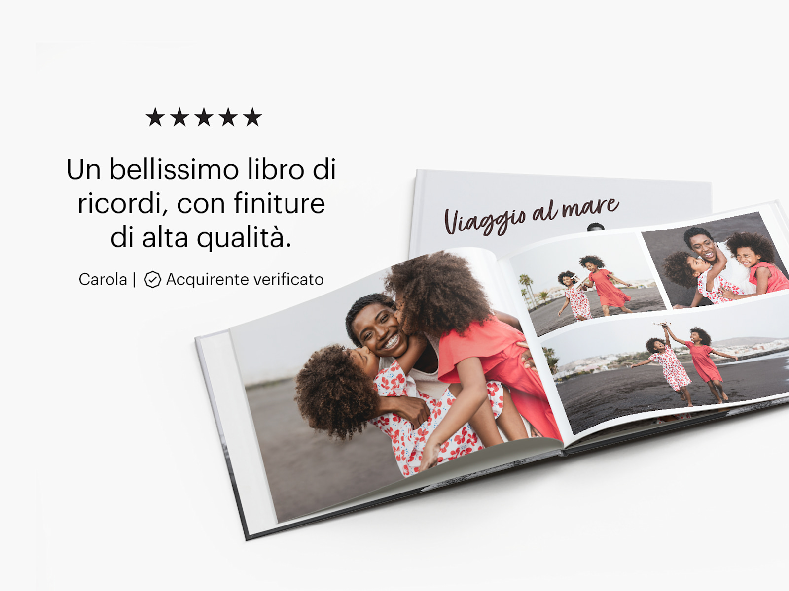 Un album fotografico aperto che mostra un collage di foto di una famiglia in vacanza al mare. La recensione di un cliente sugli album fotografici dice: “Un bellissimo libro di ricordi, con finiture di alta qualità.”