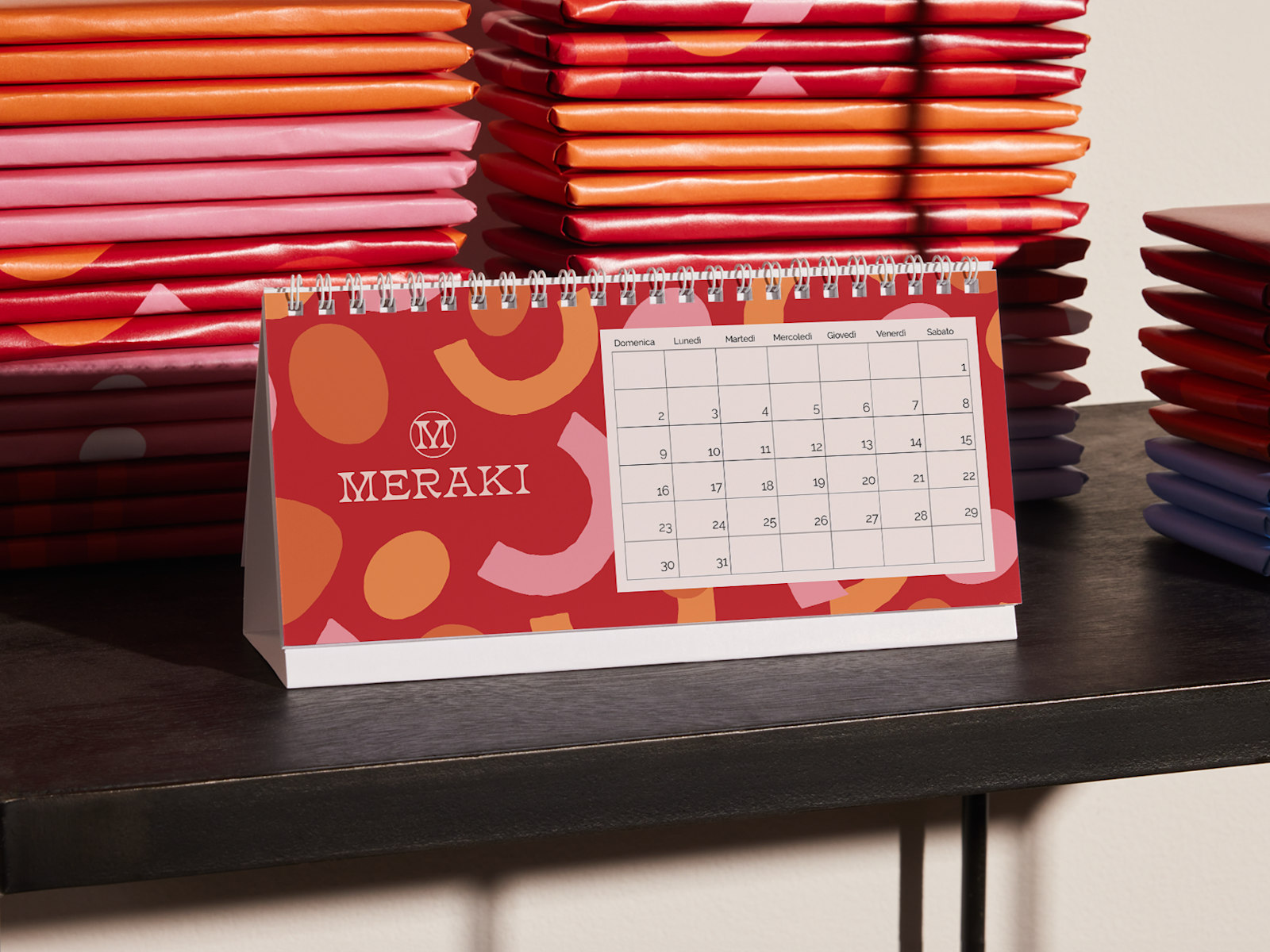 Un calendario da tavolo che promuove un’attività che produce cioccolato. 