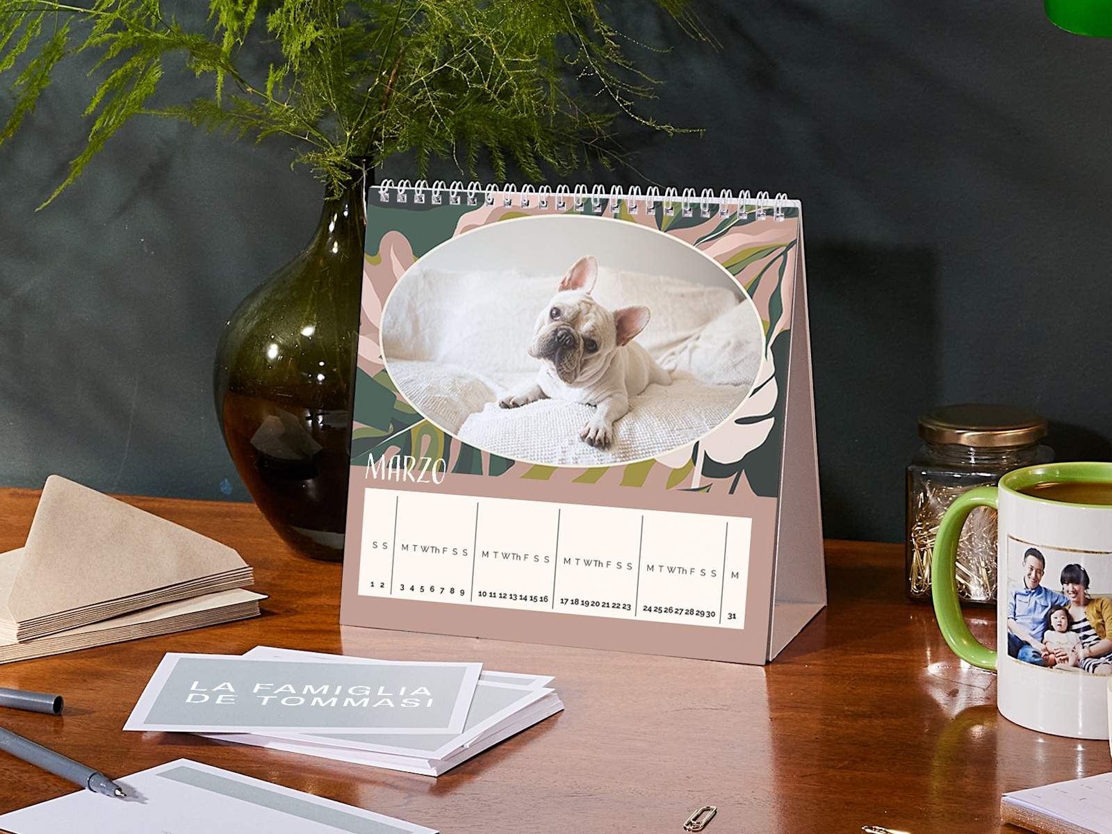 Un calendario da tavolo quadrato raffigurante un cane.