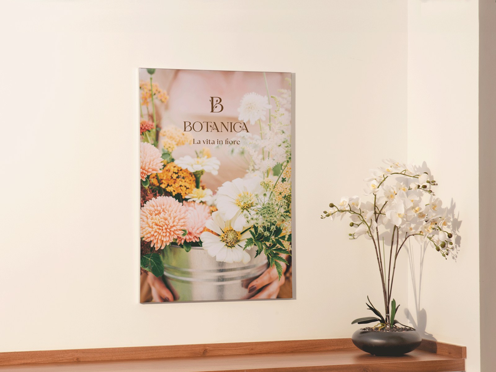 Una stampa in tessuto con struttura collocata in un negozio di fiori con una nota che sottolinea la stampa vivace e resistente allo scolorimento.