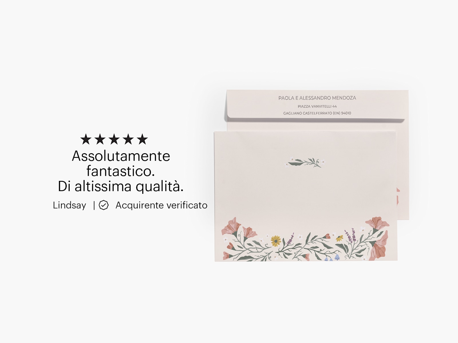 Il fronte e il retro di una busta con design floreale su cui sono stampati l’indirizzo del destinatario e l’indirizzo di ritorno al mittente, con la recensione di una cliente: “Un articolo eccezionale e di qualità.” 