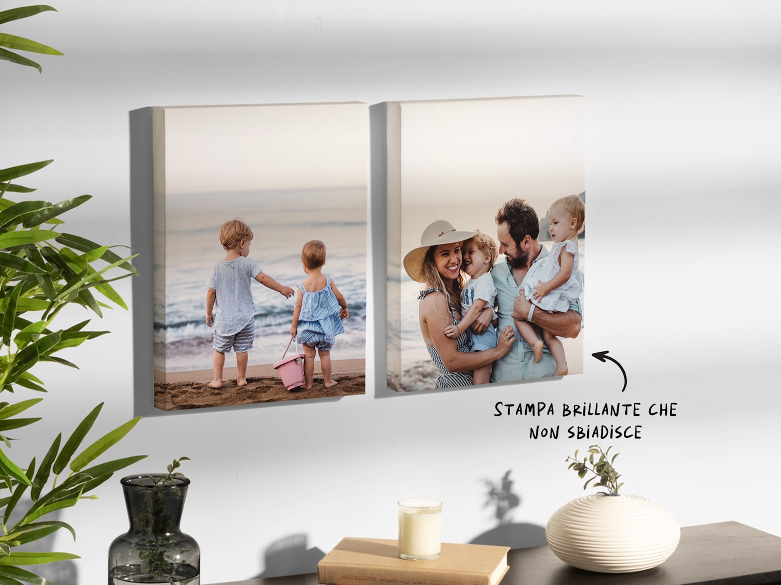 Due tele personalizzate esposte su una parete e raffiguranti delle foto di una famiglia in spiaggia. Su una nota c’è scritto che le tele vengono realizzate con una tecnica di stampa luminosa e che non sbiadisce. 