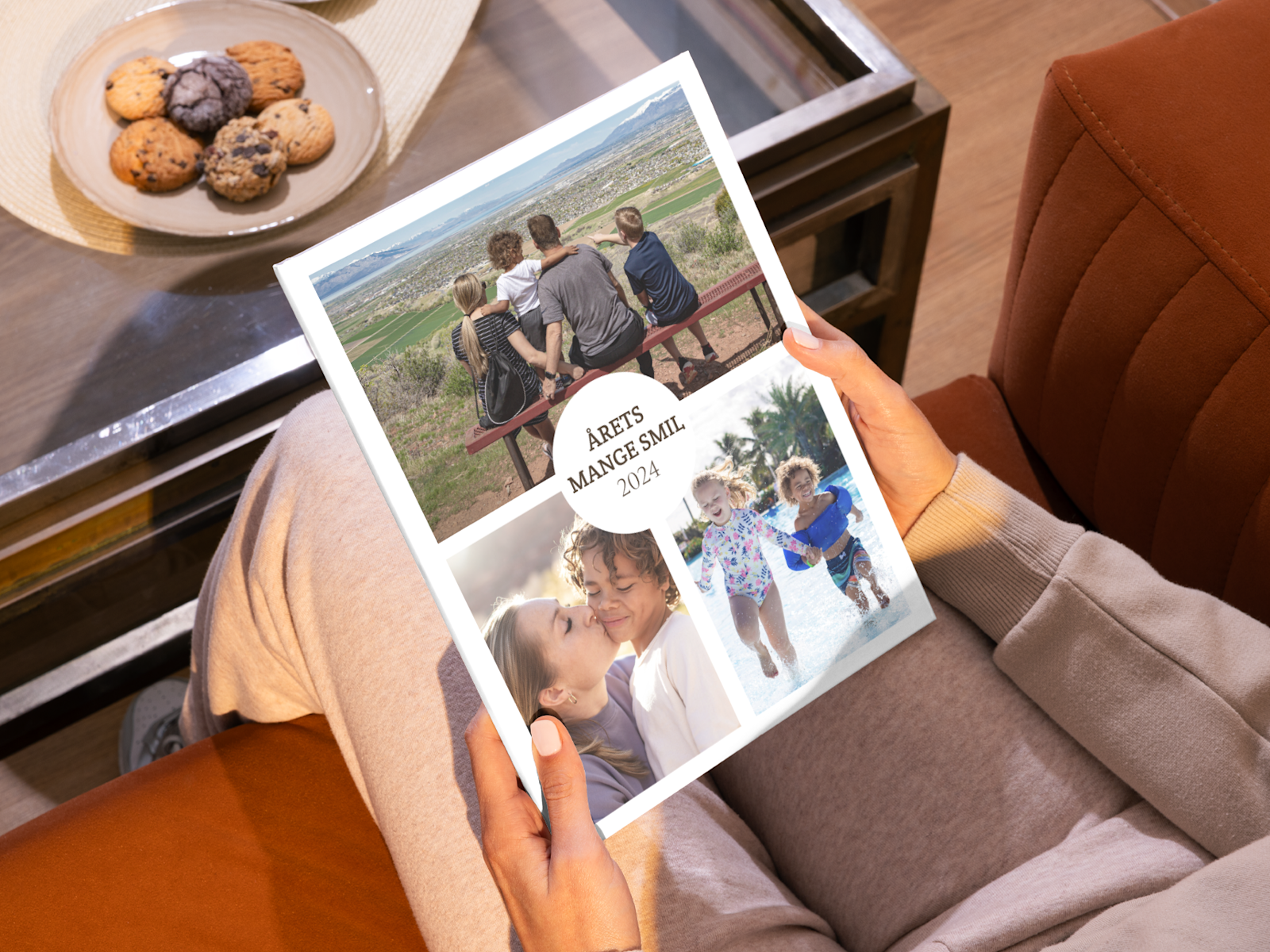 En lukket fotobok med en kollasj av familiebilder på omslaget. 