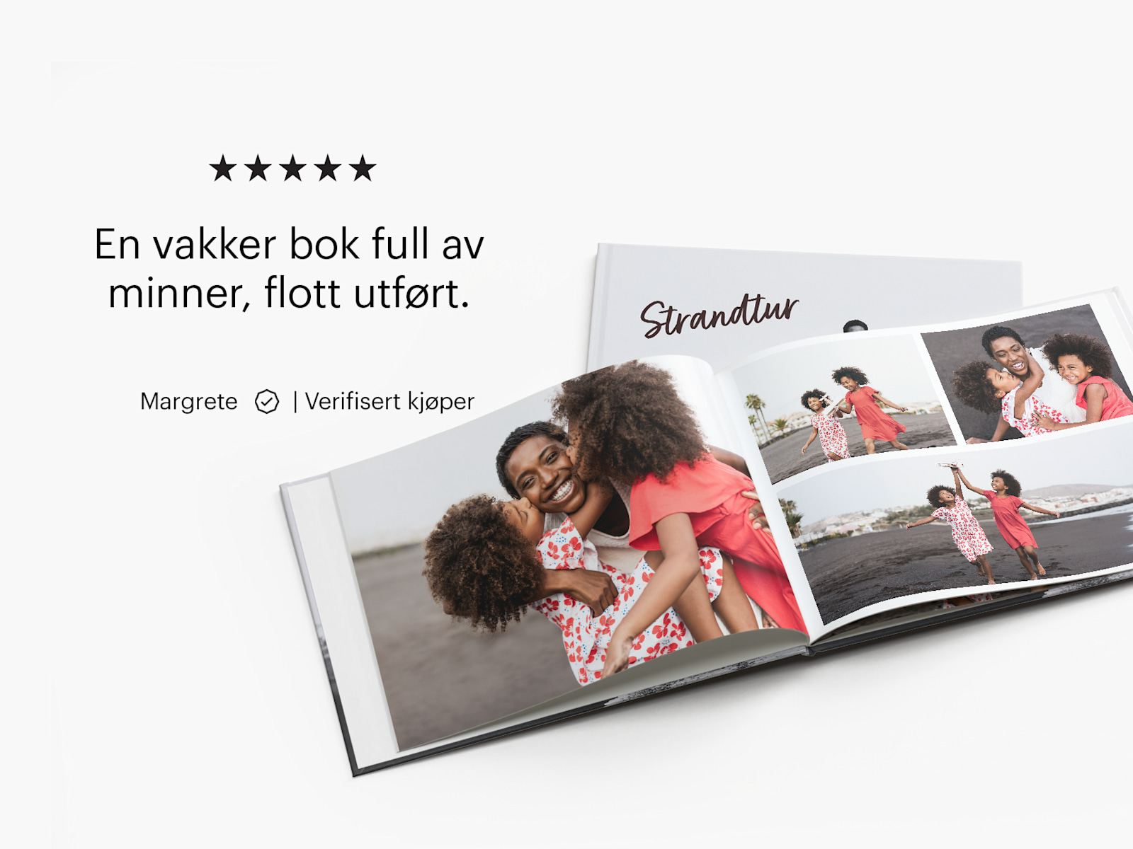 En åpen fotobok med en kollasj av familiebilder fra en tur på stranden. En kommentar fra en kunde som kjøpte fotobok: «En vakker bok full av minner, flott utført.»