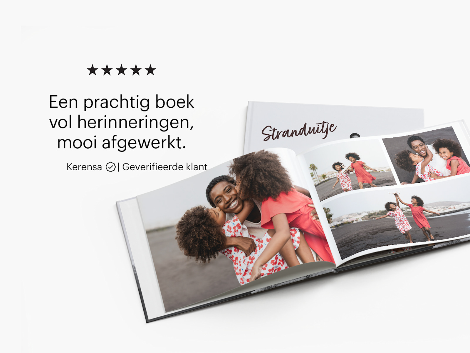 Een open fotoboek met een collage van familiefoto's van een uitstapje naar het strand. Een klantbeoordeling van een fotoboek die zegt: "Een prachtig boek vol herinneringen, mooi afgewerkt."