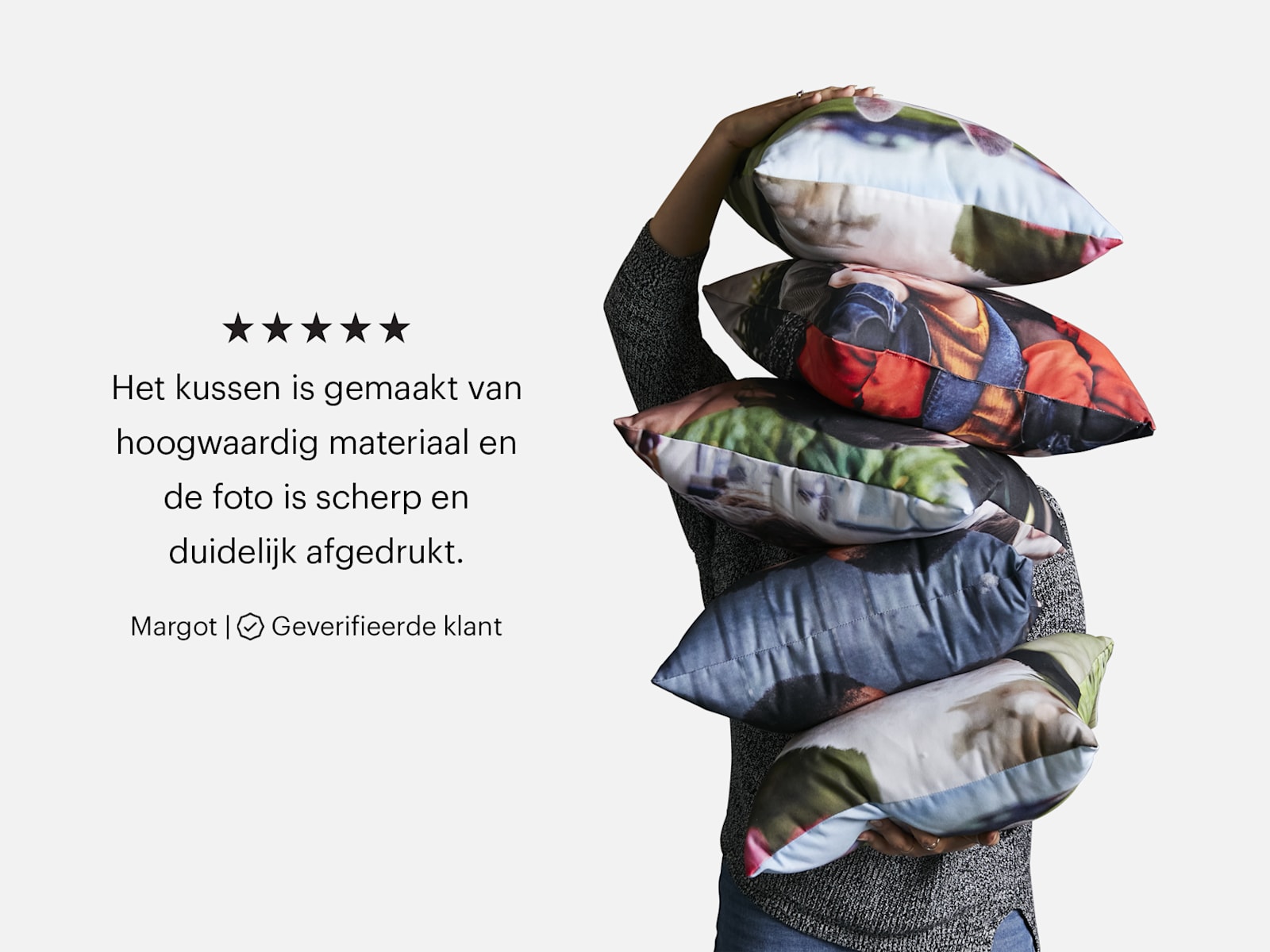 Een persoon die een stapel fotokussens vasthoudt. Een review van een klant over bedrukte kussens: "Het kussen is gemaakt van hoogwaardig materiaal en de foto is scherp en duidelijk afgedrukt."