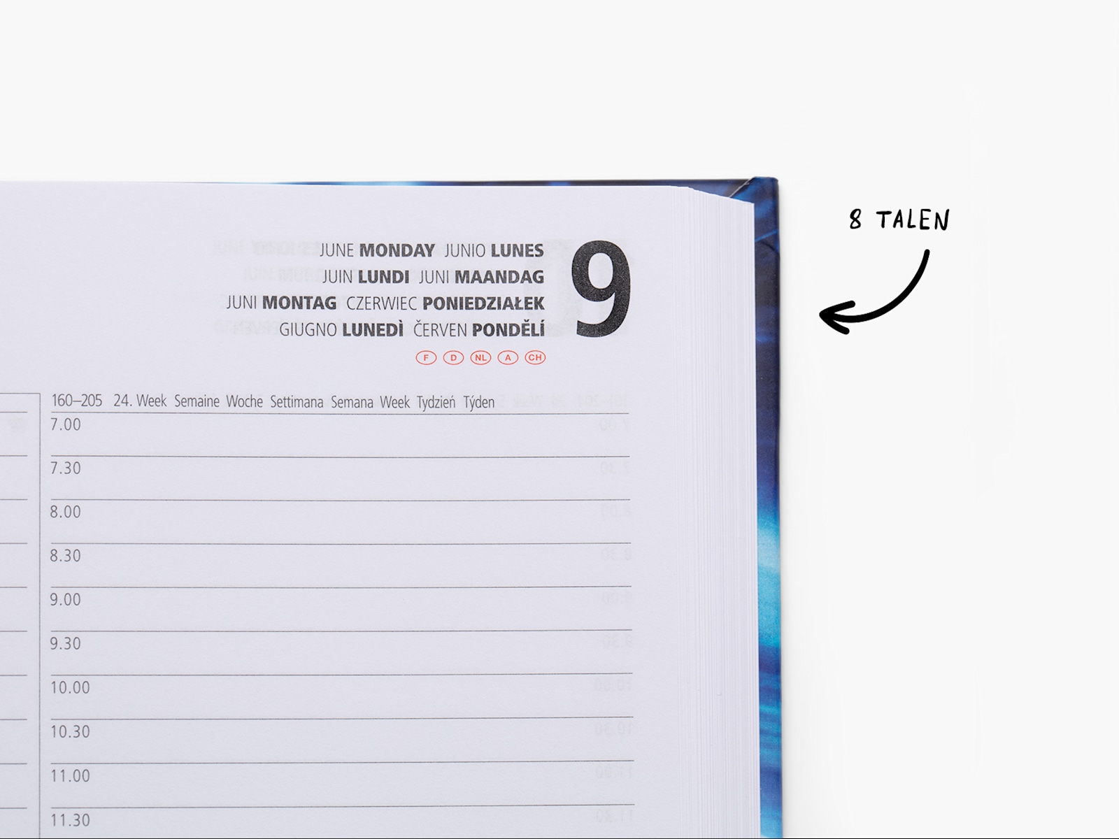 Een close-up van een geopende hardcover agenda. Er staat een notitie bij die aangeeft dat de tekst op de pagina's in 8 talen wordt weergegeven.
