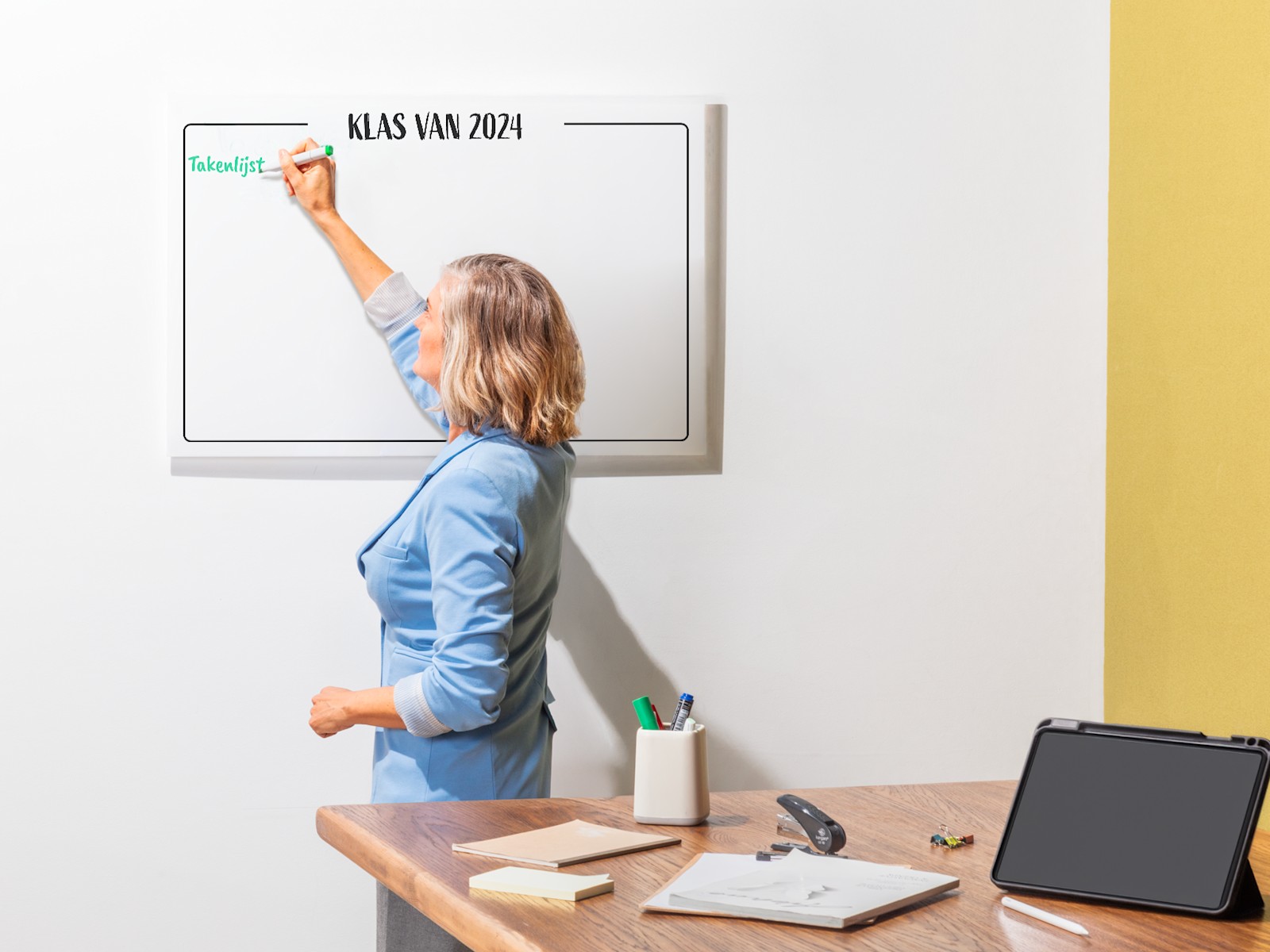 rechthoekig bord van transparant acryl met bedrijfsnaam en logo op een witte bakstenen muur in een kantoor