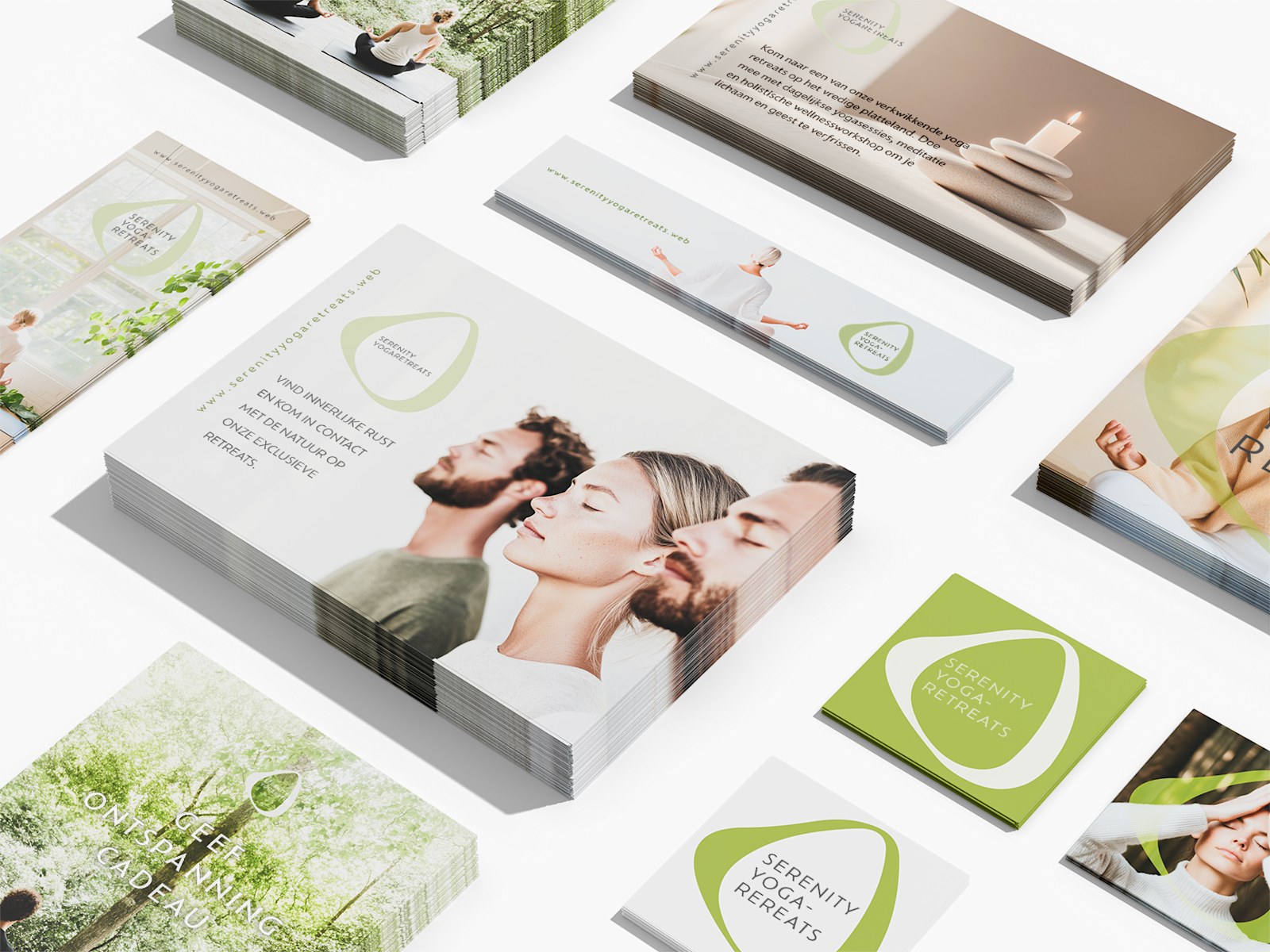 Verschillende custom kaarten in allerlei vormen en formaten die naast elkaar zijn opgesteld, ontworpen voor een yoga-evenement.