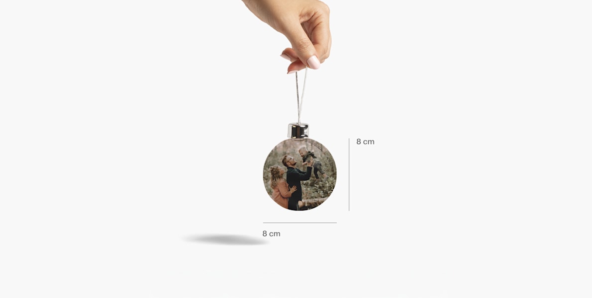Een kerstbal met foto waarvan het formaat is aangegeven: 8 cm x 8 cm. 