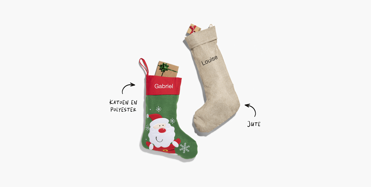 Twee gepersonaliseerde kerstsokken met een briefje waarop de materiaalopties staan: katoen en polyester of jute.
