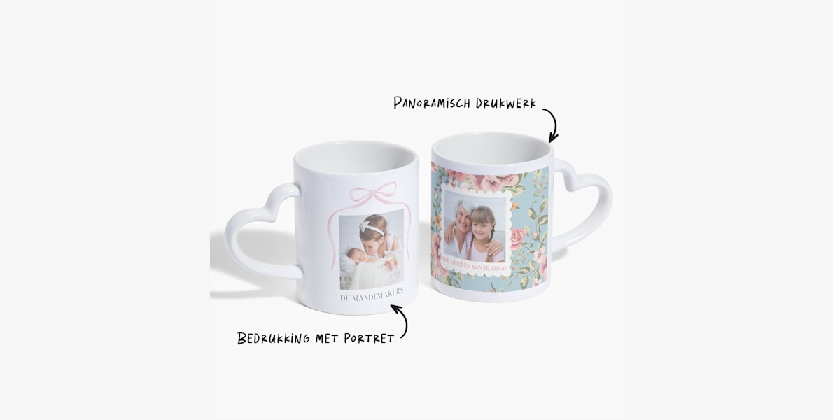 Twee mokken met hartvormig oor, de ene bedrukt met een achternaam en de andere gepersonaliseerd voor een oma. Een notitie geeft aan dat zowel bedrukking met een portret als panoramisch drukwerk mogelijk is. 