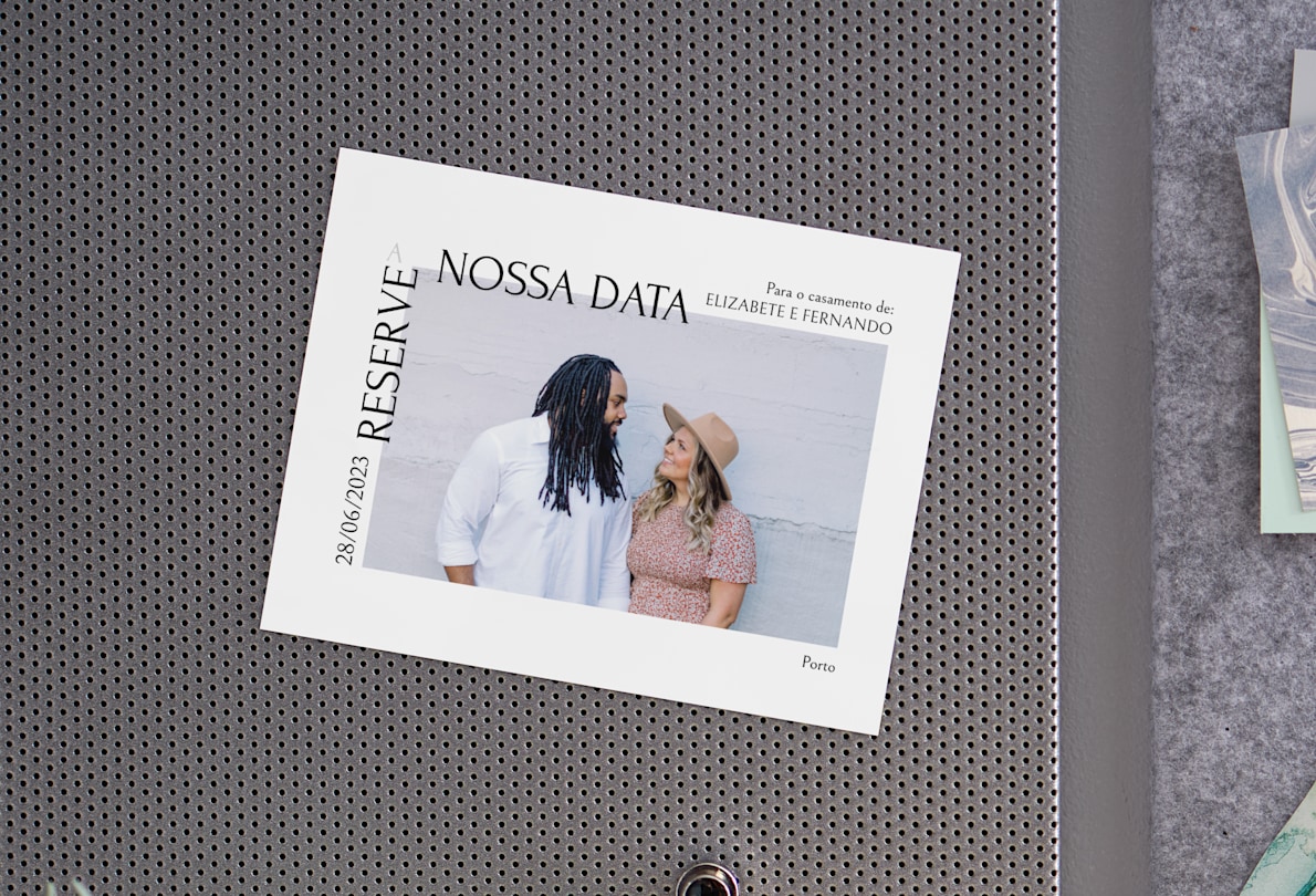 Um íman para reservar a data com a foto de um casal. 