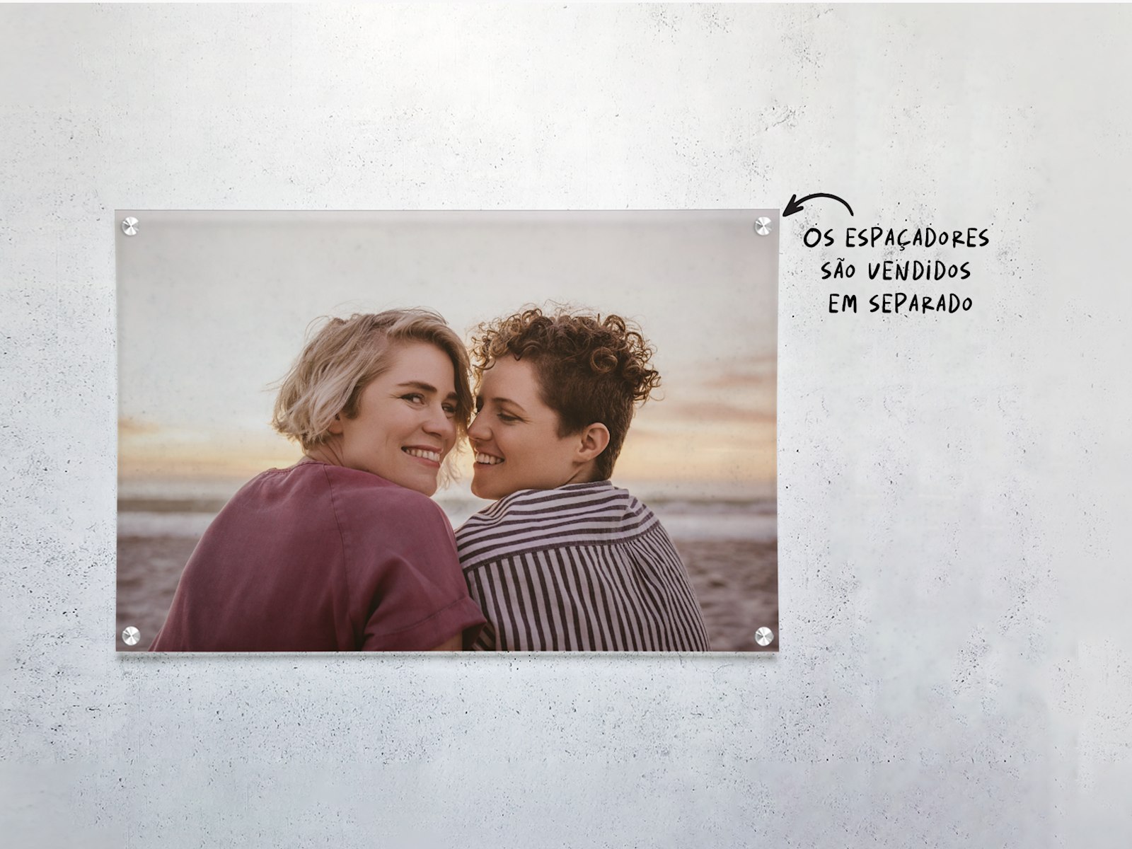 Uma impressão em acrílico que mostra um jovem casal na praia. 