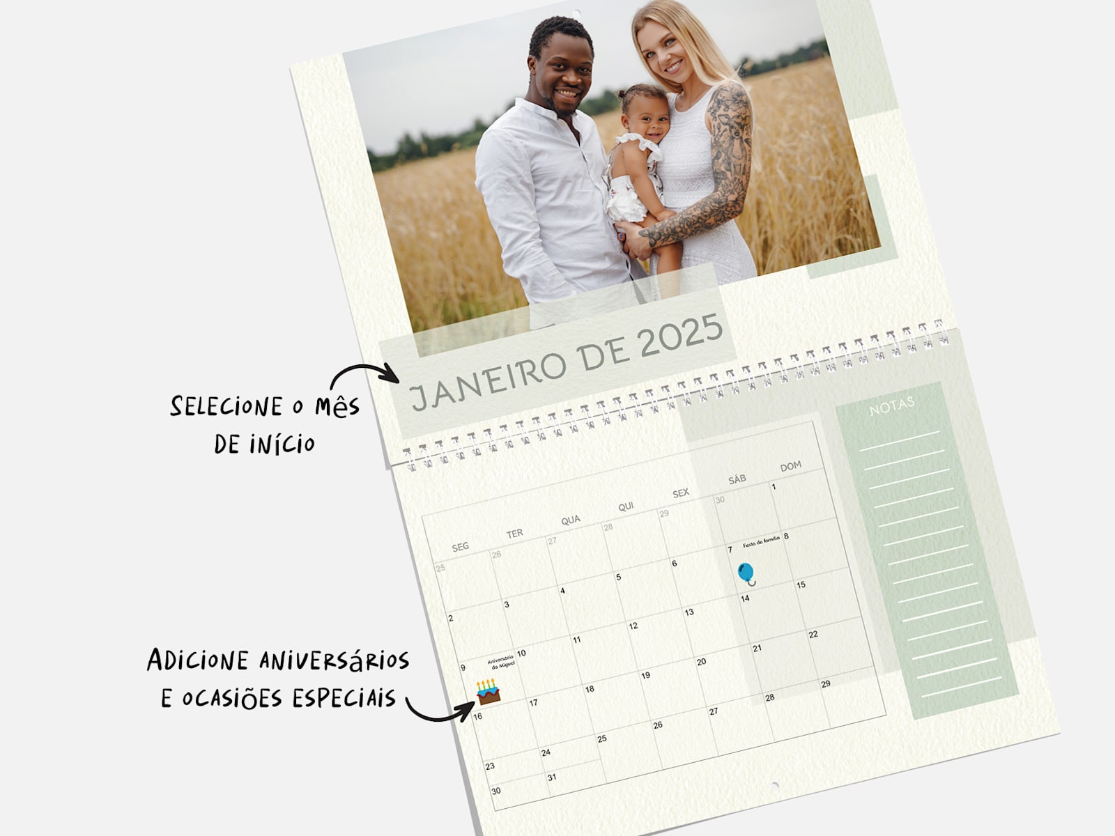 Um calendário de parede mensal personalizado com uma fotografia de família. As notas destacam que é possível personalizar o mês de início do calendário e adicionar datas especiais.  