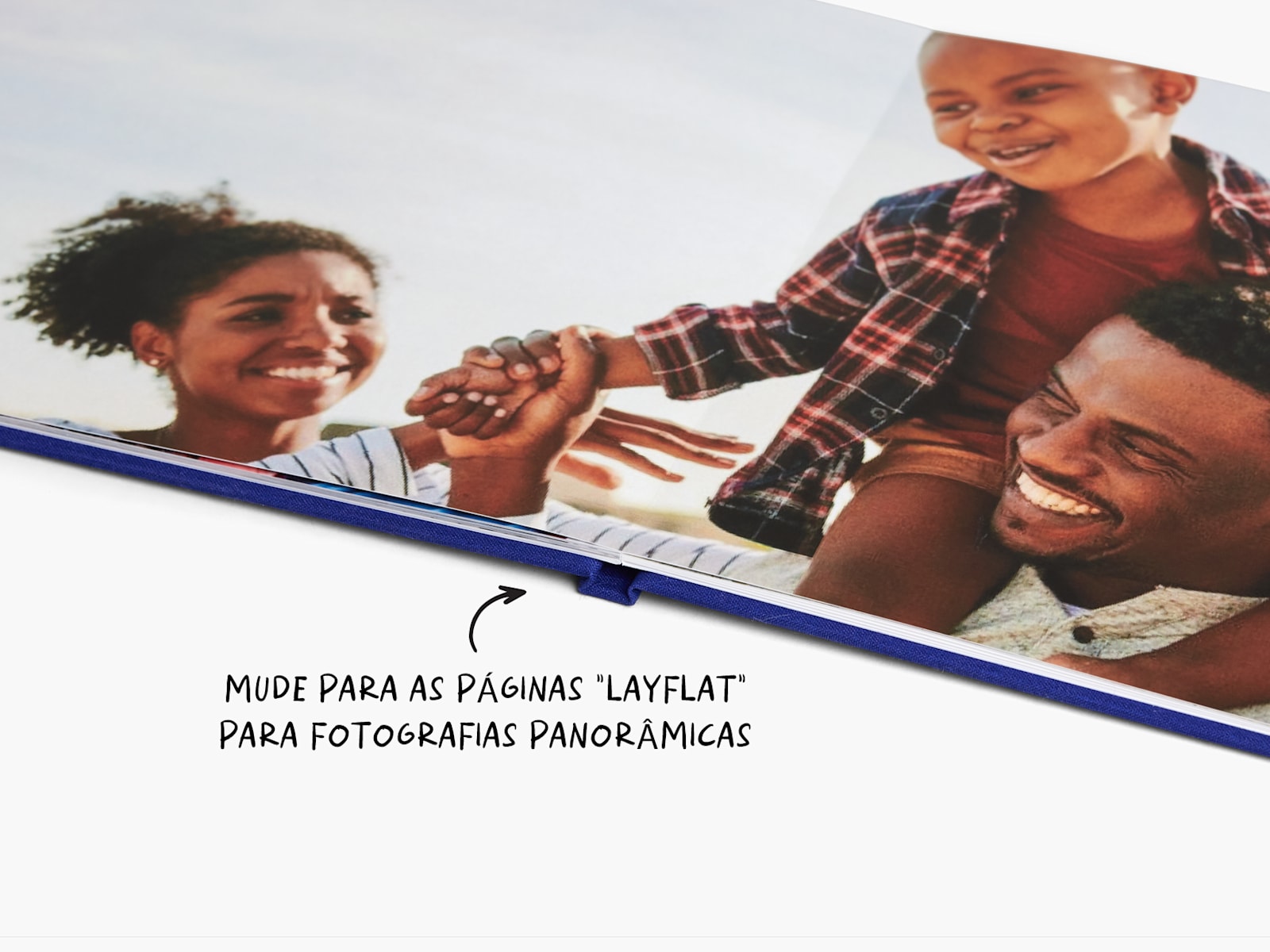 Um álbum fotográfico aberto a mostrar páginas lay-flat, com um nota a indicar que é possível fazer o upgrade para páginas lay-flat e incluir fotos panorâmicas.