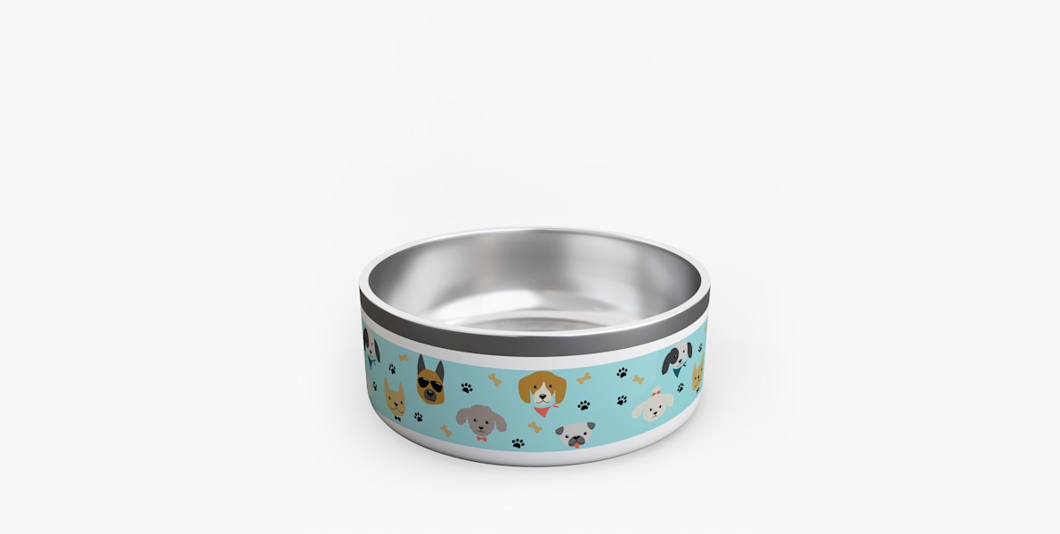 Uma tigela para cão azul-clara personalizada com vários desenhos de cães, ossos e patas. 