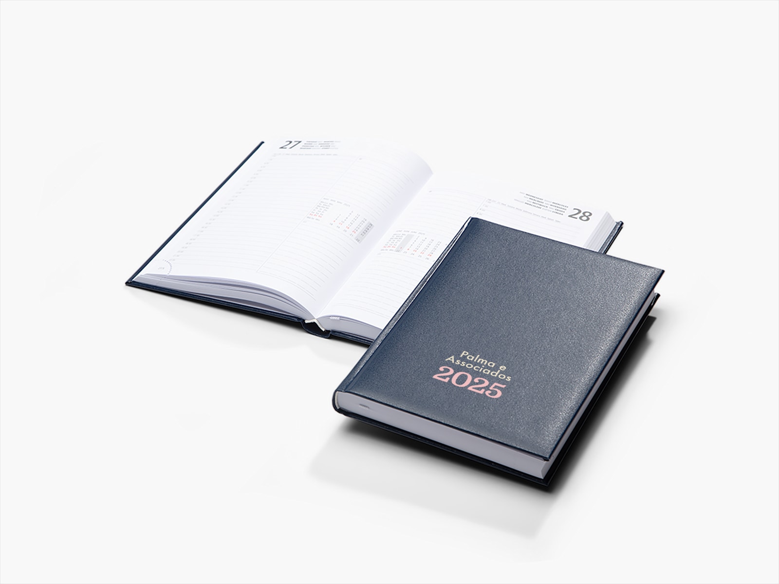 Duas agendas com capa dura, uma aberta e a outra fechada, a promoverem uma empresa de serviços jurídicos.