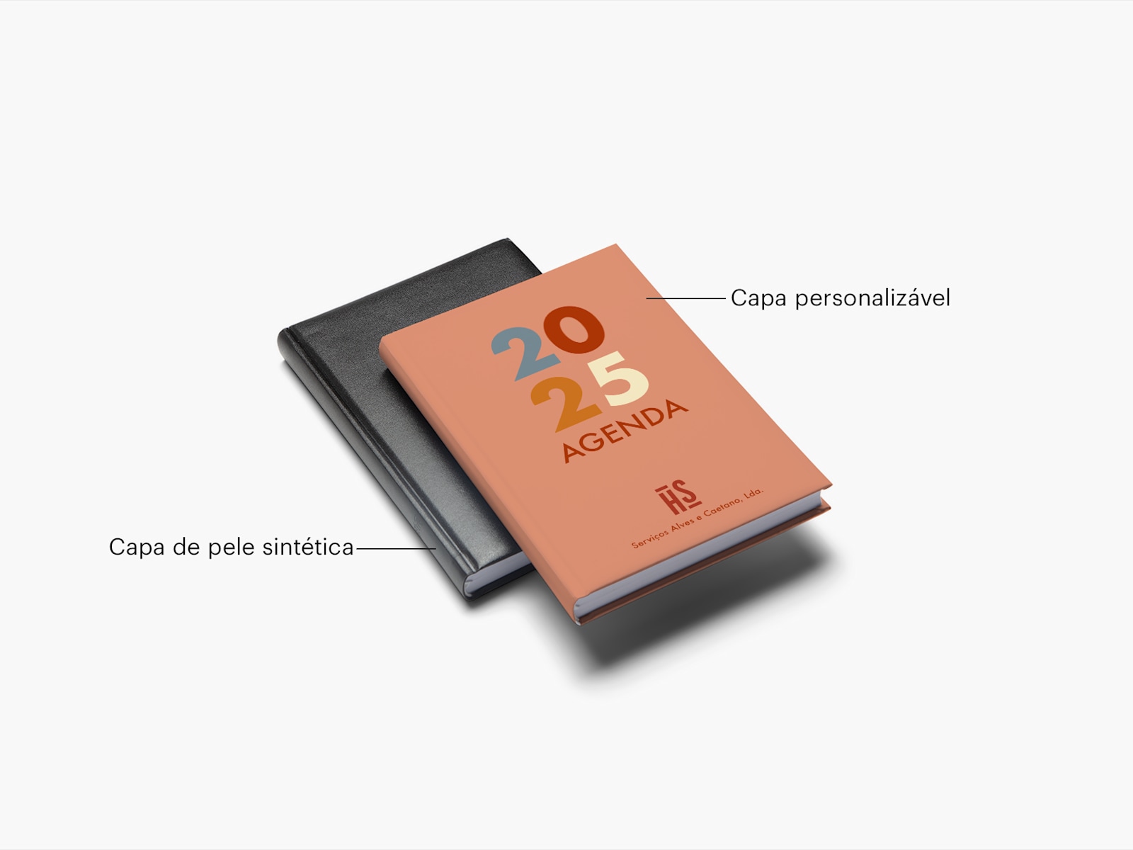 Duas agendas com capa dura, com notas a indicar os diferentes estilos de capa.