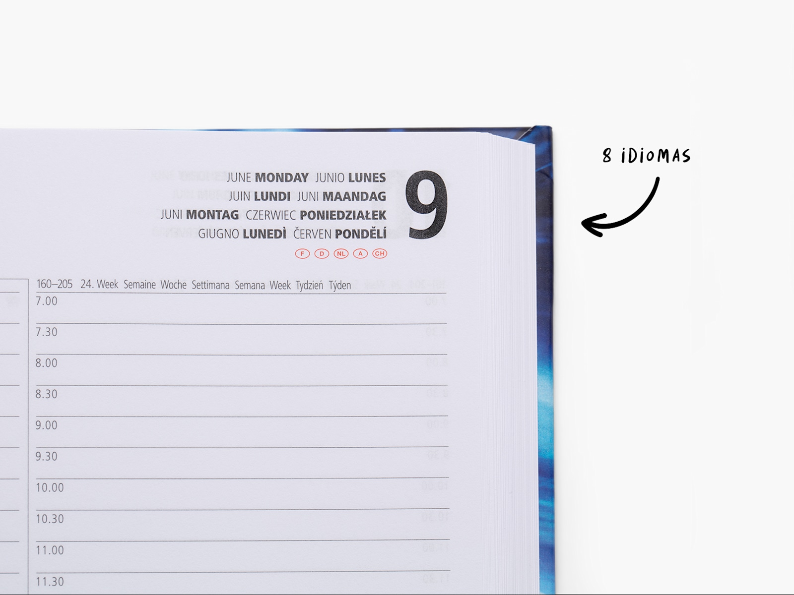 Um grande plano de uma agenda com capa dura aberta. Inclui uma nota que indica a existência de oito idiomas nas páginas.
