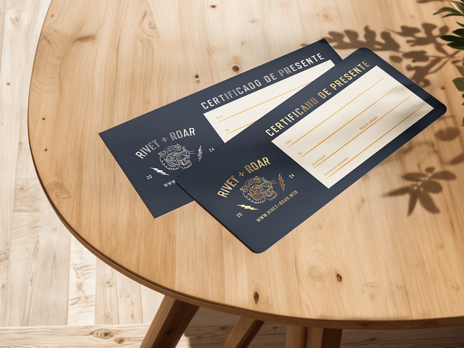 Dois certificados de presente numa mesa - um deles com acabamento brilhante prateado e outro com acabamento brilhante dourado.