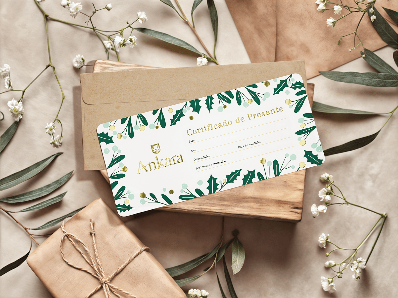 Um vale-presente com acabamento metalizado dourado num envelope, disposto sobre uma mesa. 