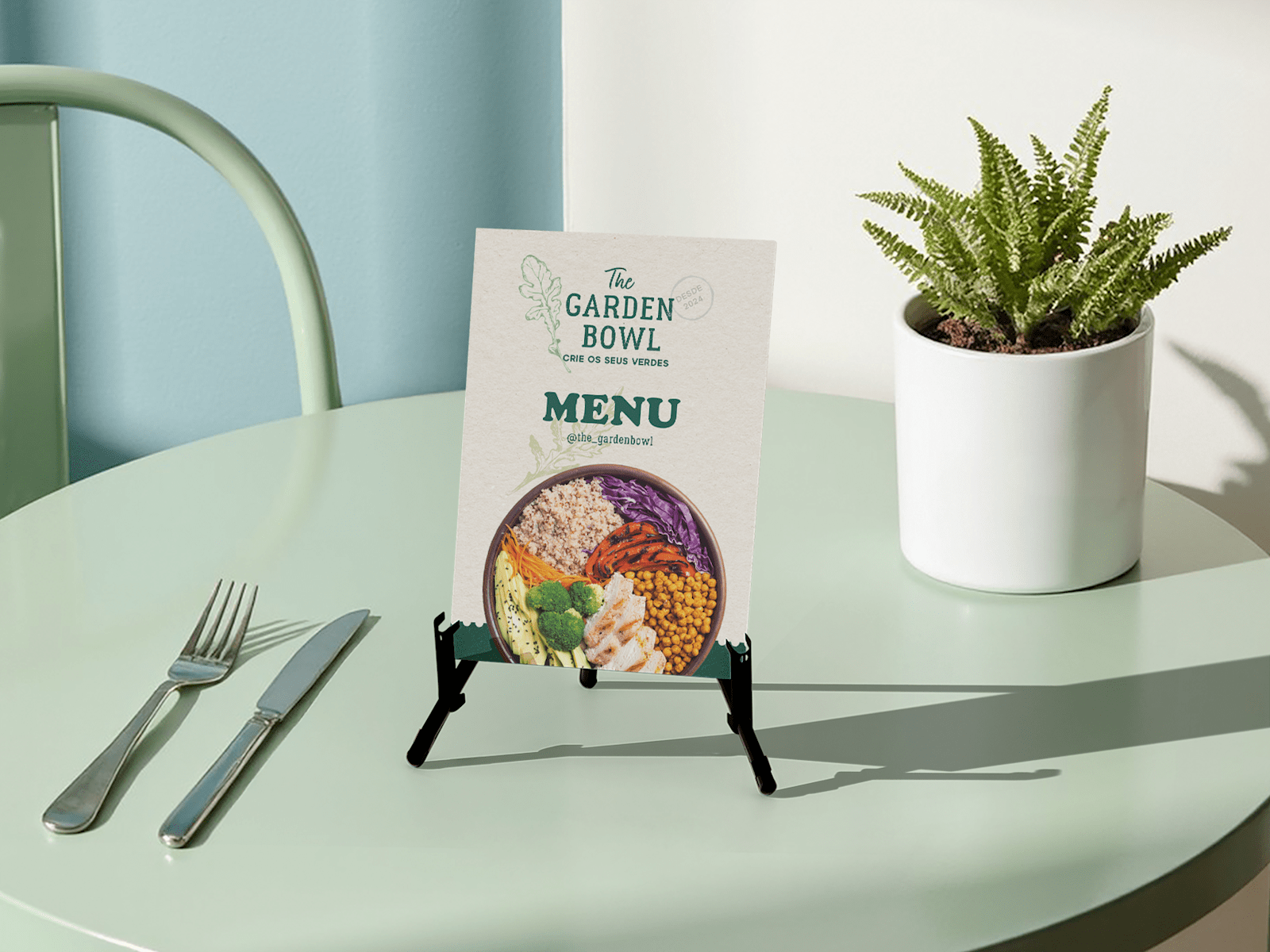 Menu em PVC expandido Forex exposto num suporte de madeira sobre uma mesa de restaurante.