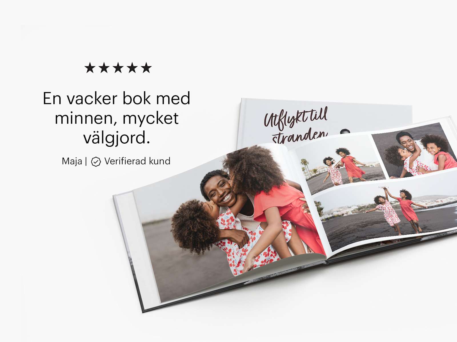 En öppen fotobok med ett kollage av familjefoton från en utflykt till stranden. En kundrecension för fotoböcker lyder: "En vacker bok med minnen, mycket välgjord."