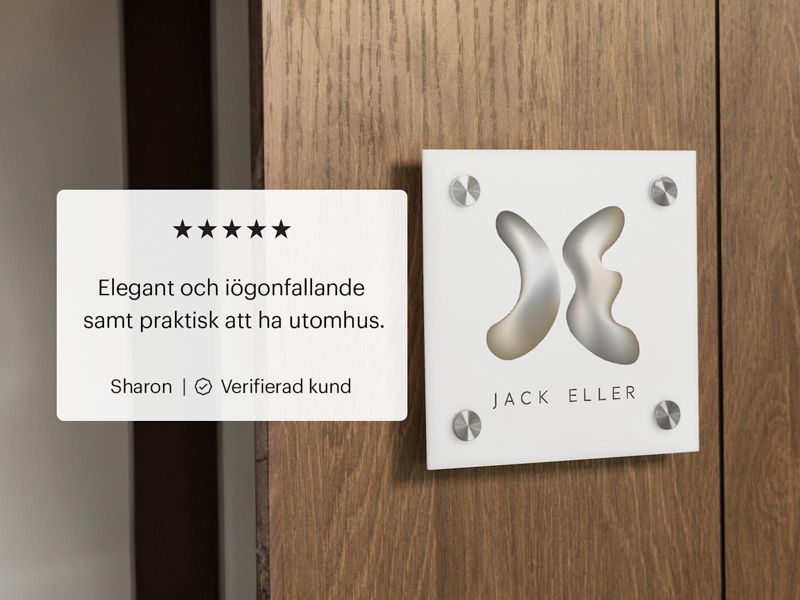 fyrkantig akrylskylt med logotyp på en trädörr i ett kontor